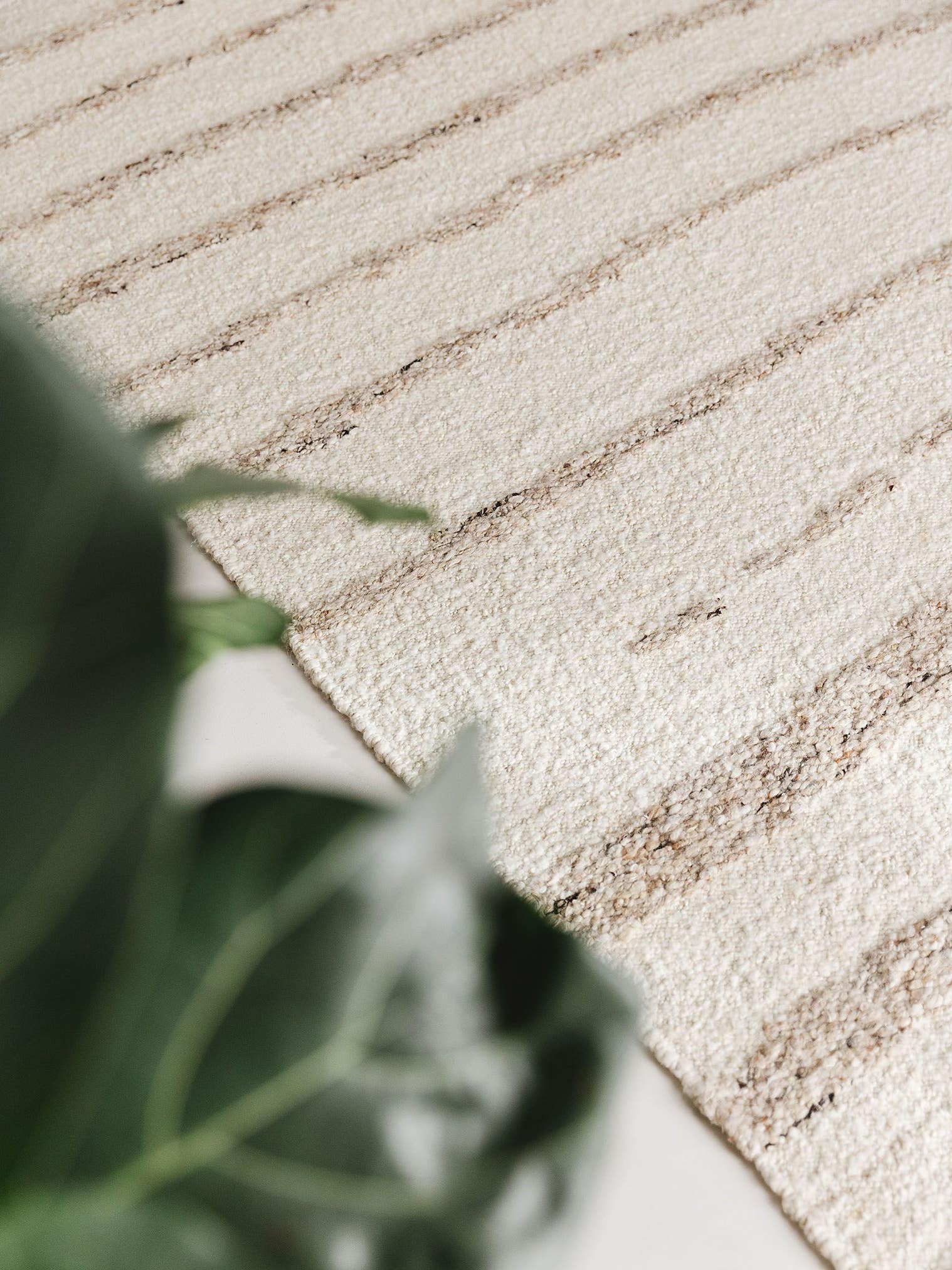Teppich aus 90% Wolle, 10% Baumwolle in Beige mit 11 bis 20 mm hohem Flor von benuta Pure
