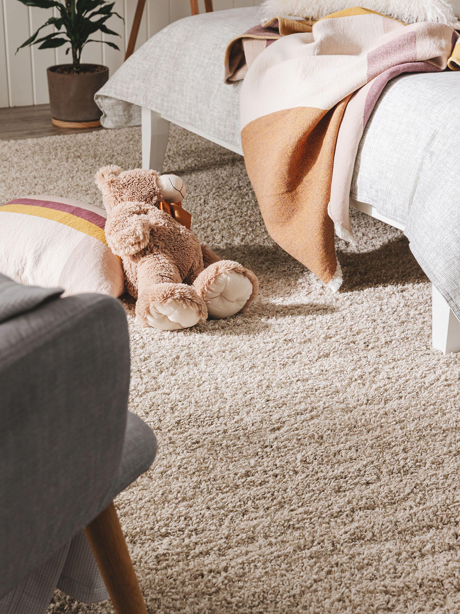 Matta av 100% Polypropylen i Beige med 31 - 40 mm hög lugg från benuta Nest