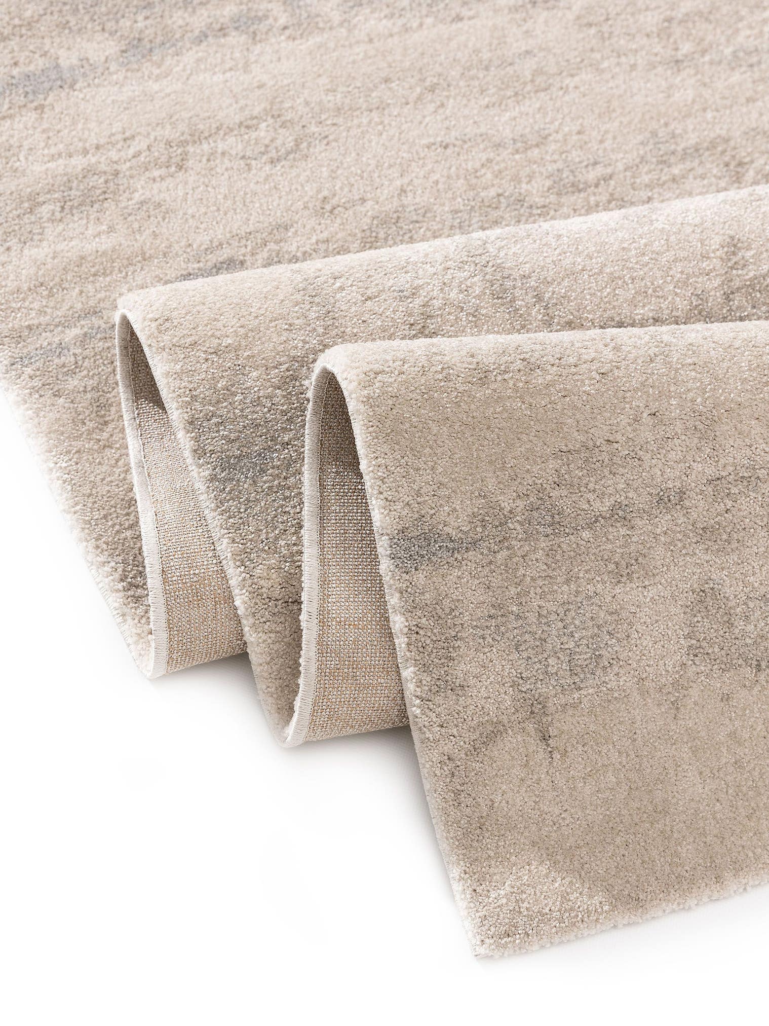 Tapijt van 100% Polyester in Grijs met een 11 - 20 mm hoge pool van benuta Nest