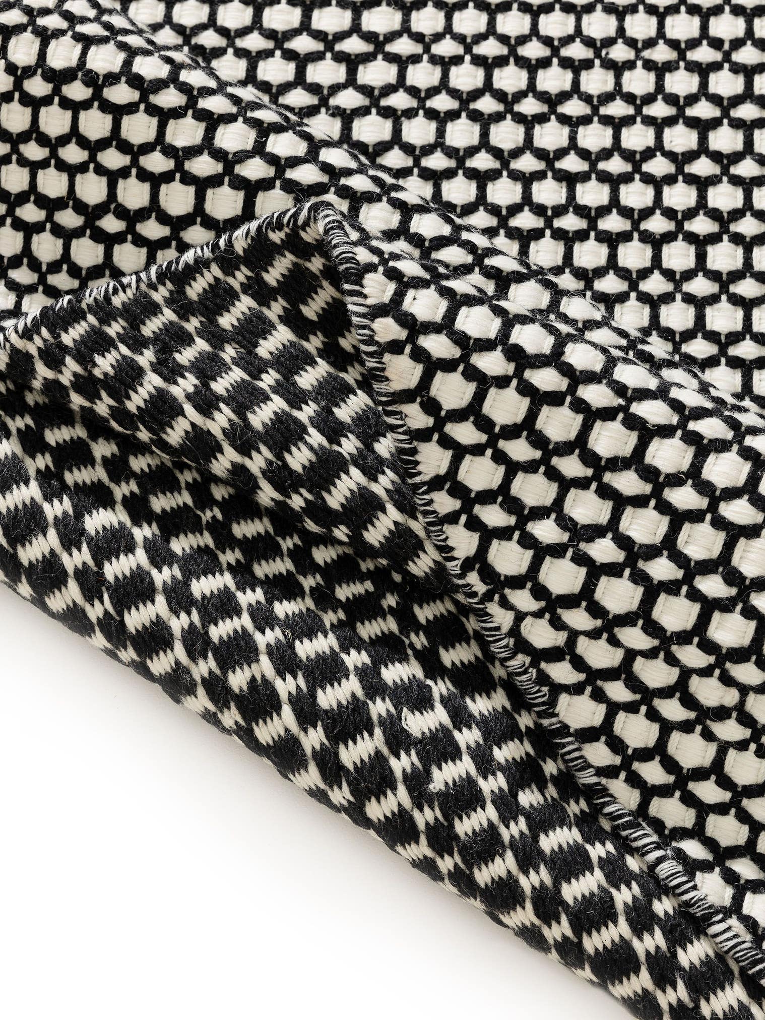 Rug made of 100% Wool from (New Zealand) in Black with a 21 - 30 mm high pile by benuta Finest