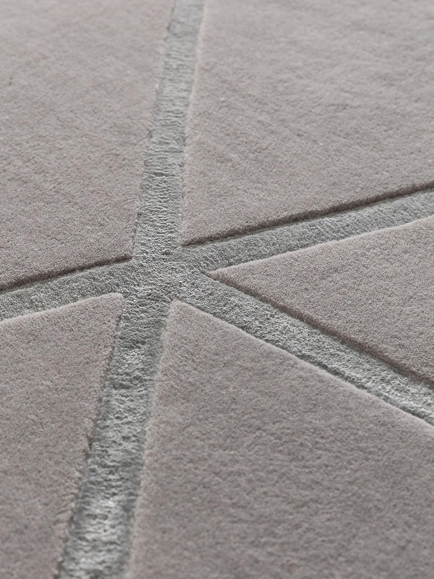 Koberec z 80 % vlna, 20 % lyocel (TENCEL™) v Grey s vlasem výšky 6 až 10 mm od benuta Finest