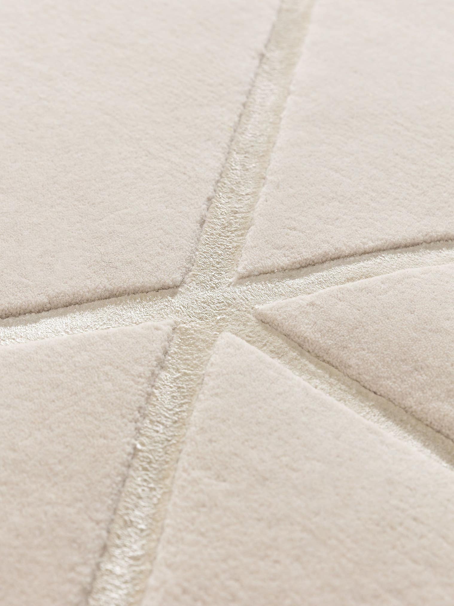 Rug made of 80% Wool, 20% Lyocell (TENCEL™) in Beige with a 6 - 10 mm high pile by benuta Finest