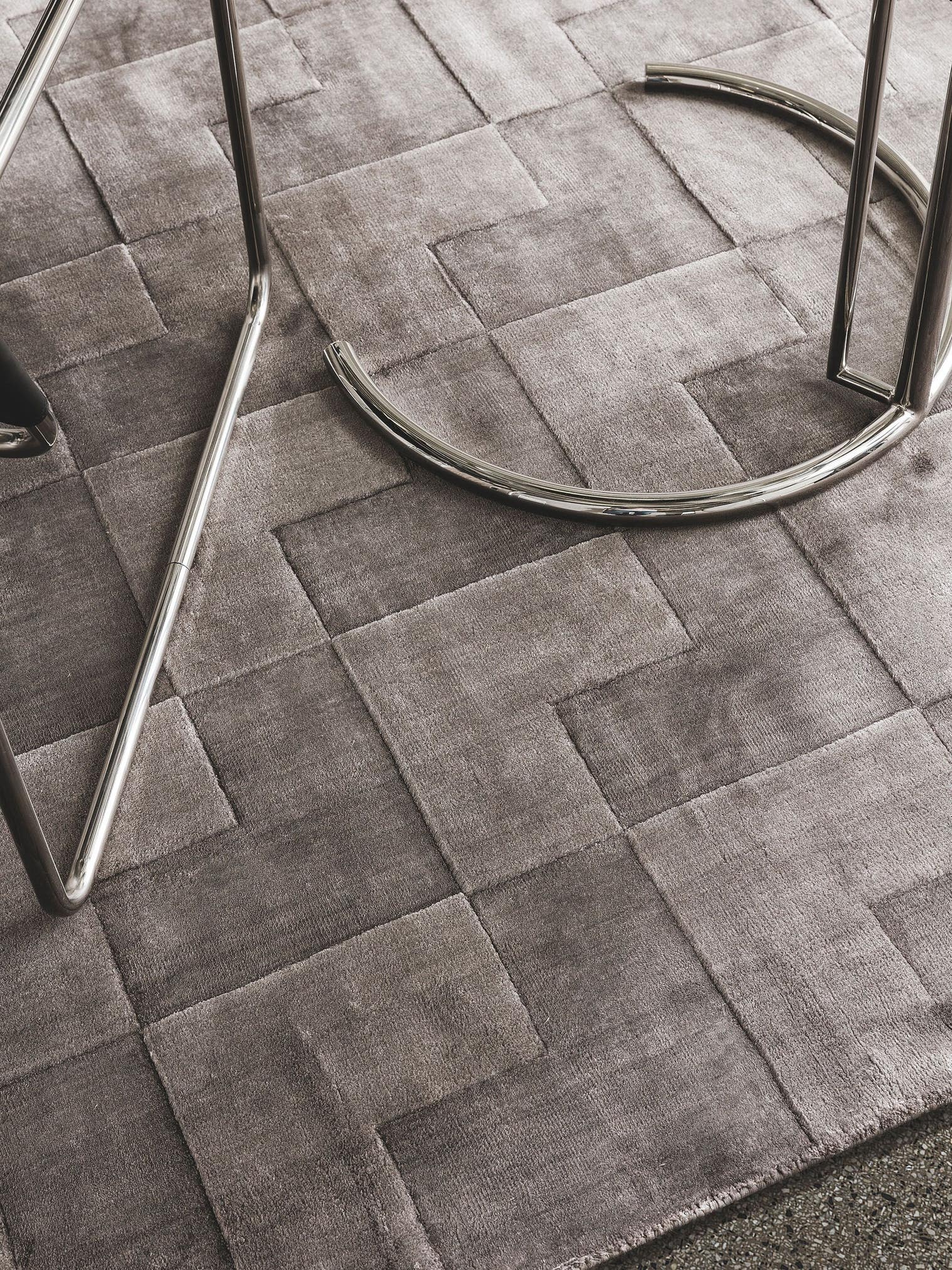Rug made of 100% Lyocell (TENCEL™) in Grey with a 1- 5 mm high pile by benuta Finest