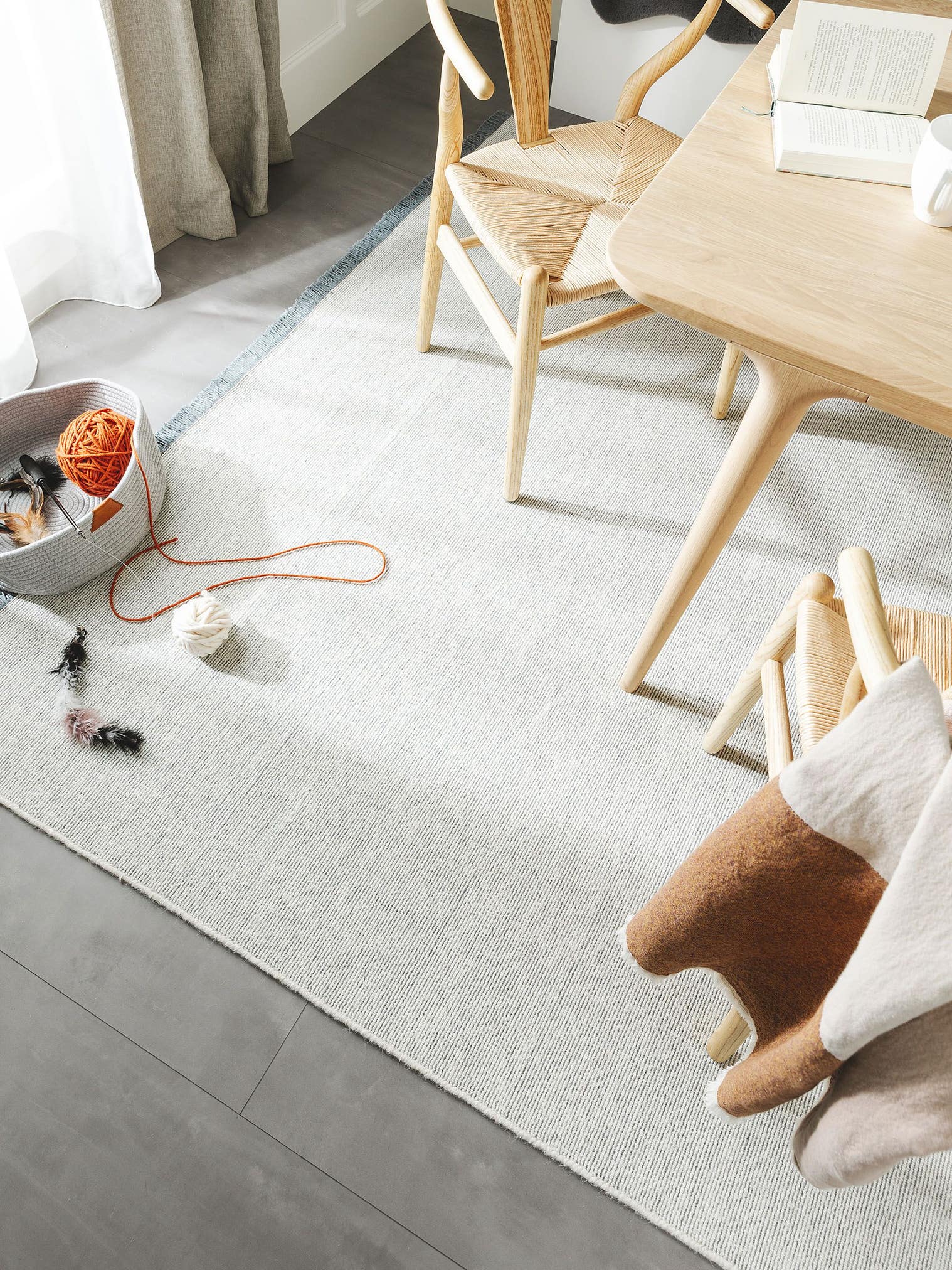 Teppich aus 70% Wolle, 30% Baumwolle in Blau mit bis 5 mm hohem Flor von benuta Nest
