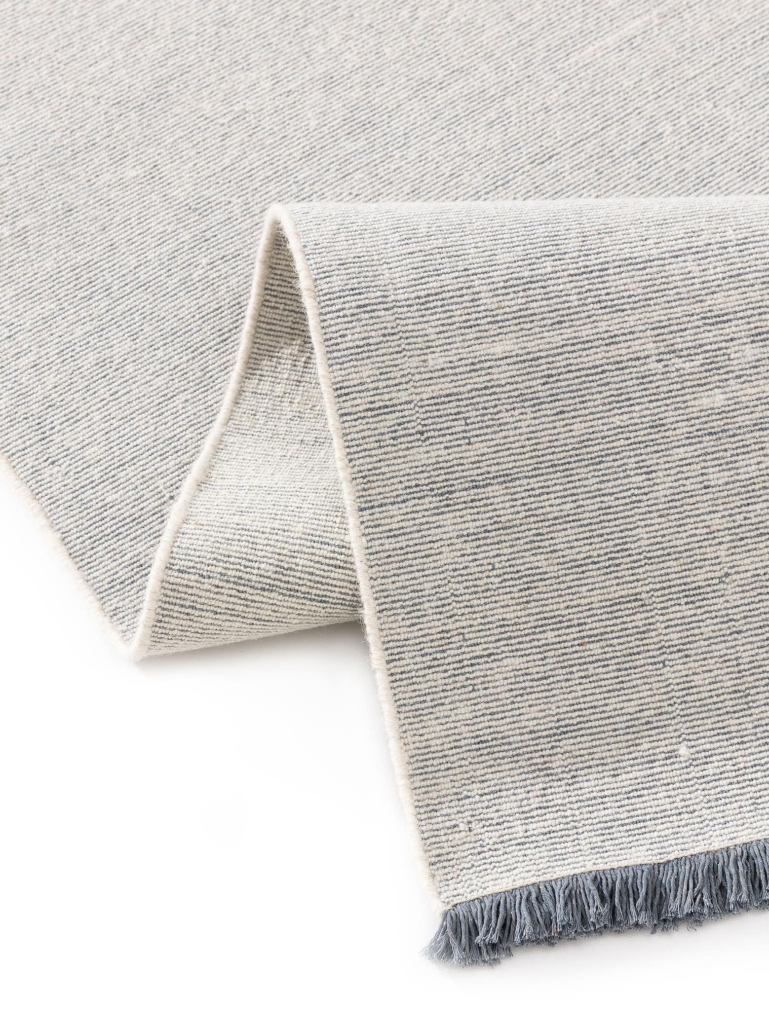 Teppich aus 70% Wolle, 30% Baumwolle in Blau mit bis 5 mm hohem Flor von benuta Nest