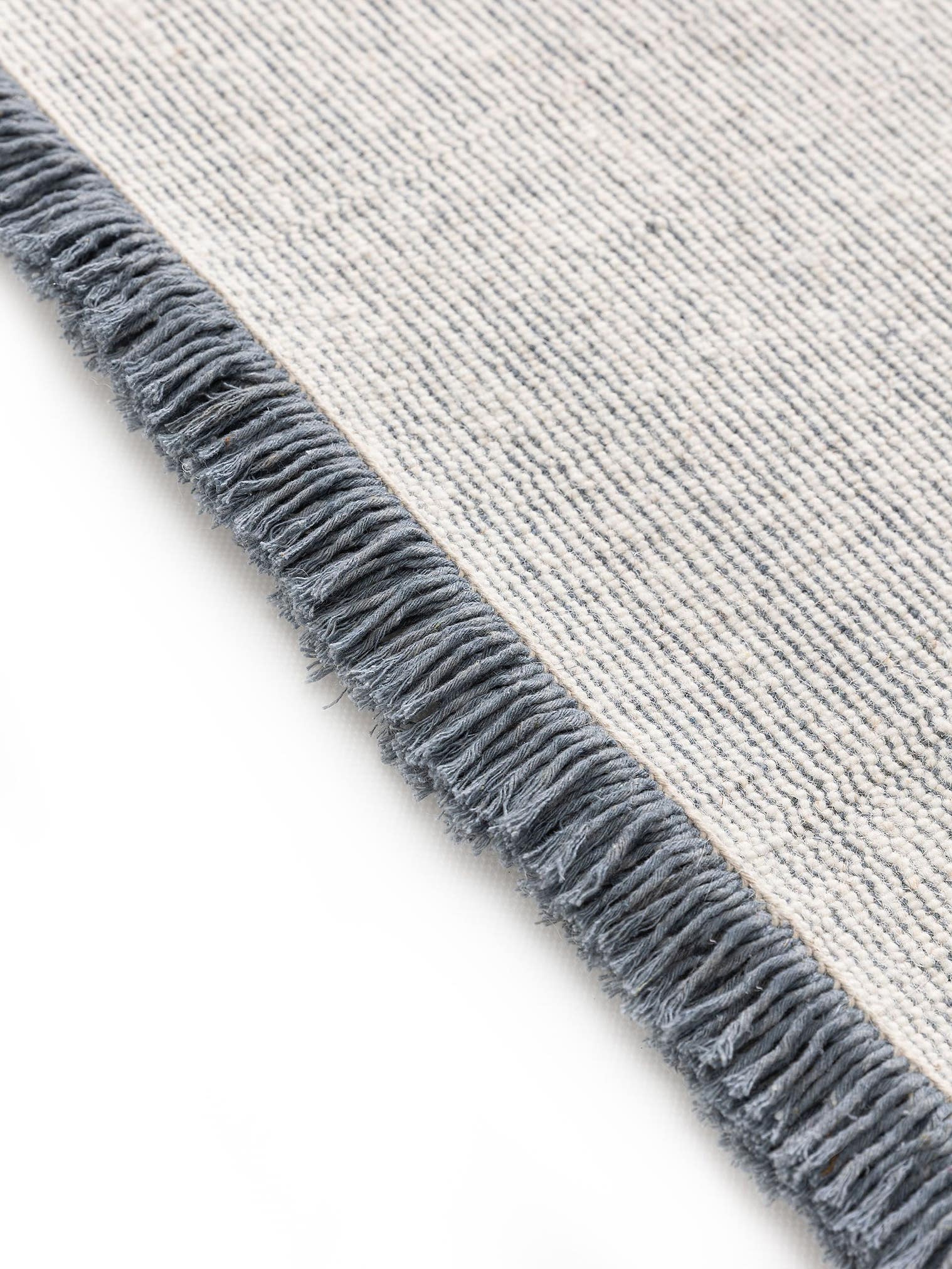 Teppich aus 70% Wolle, 30% Baumwolle in Blau mit bis 5 mm hohem Flor von benuta Nest