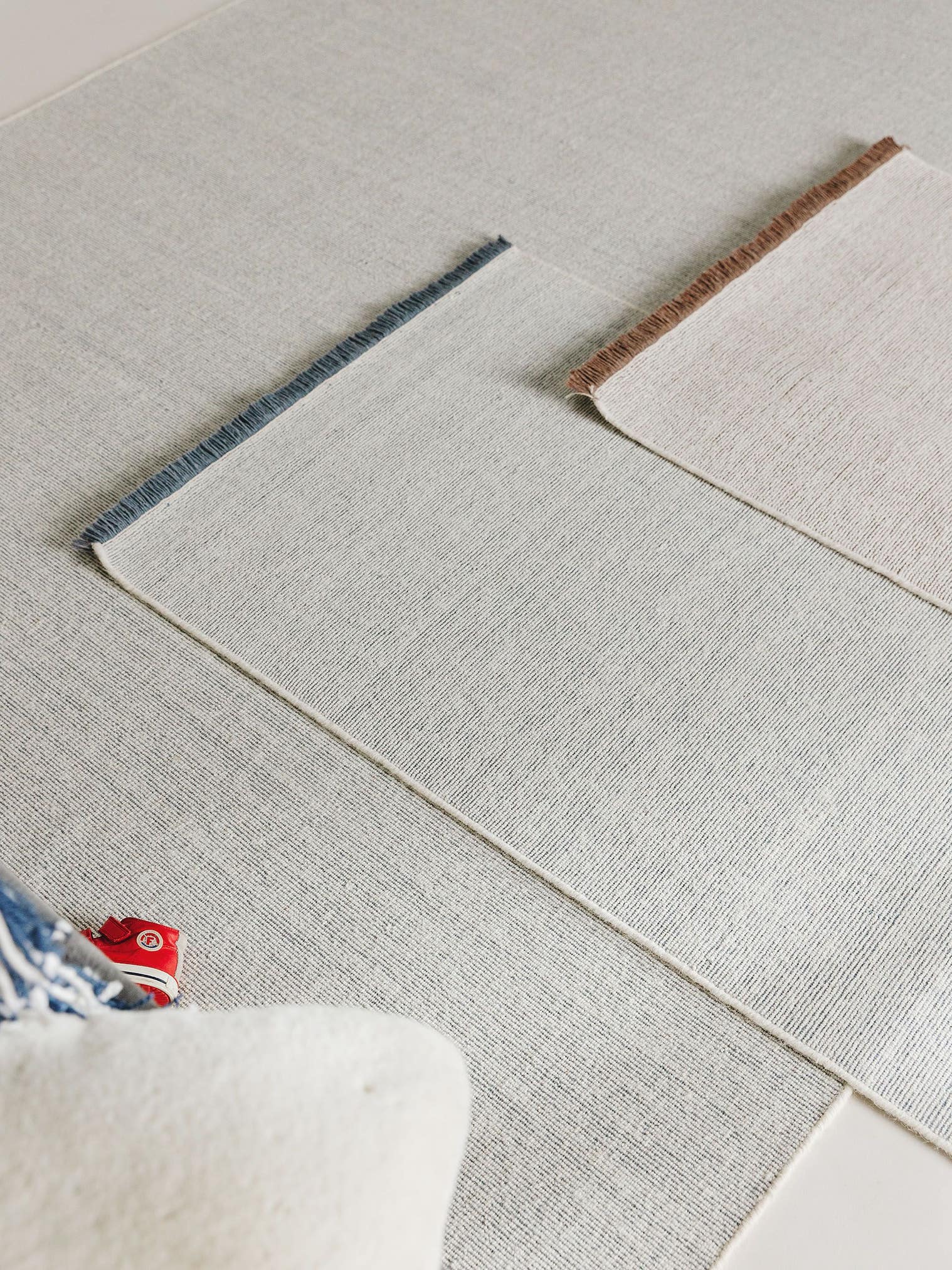 Teppich aus 70% Wolle, 30% Baumwolle in Blau mit bis 5 mm hohem Flor von benuta Nest