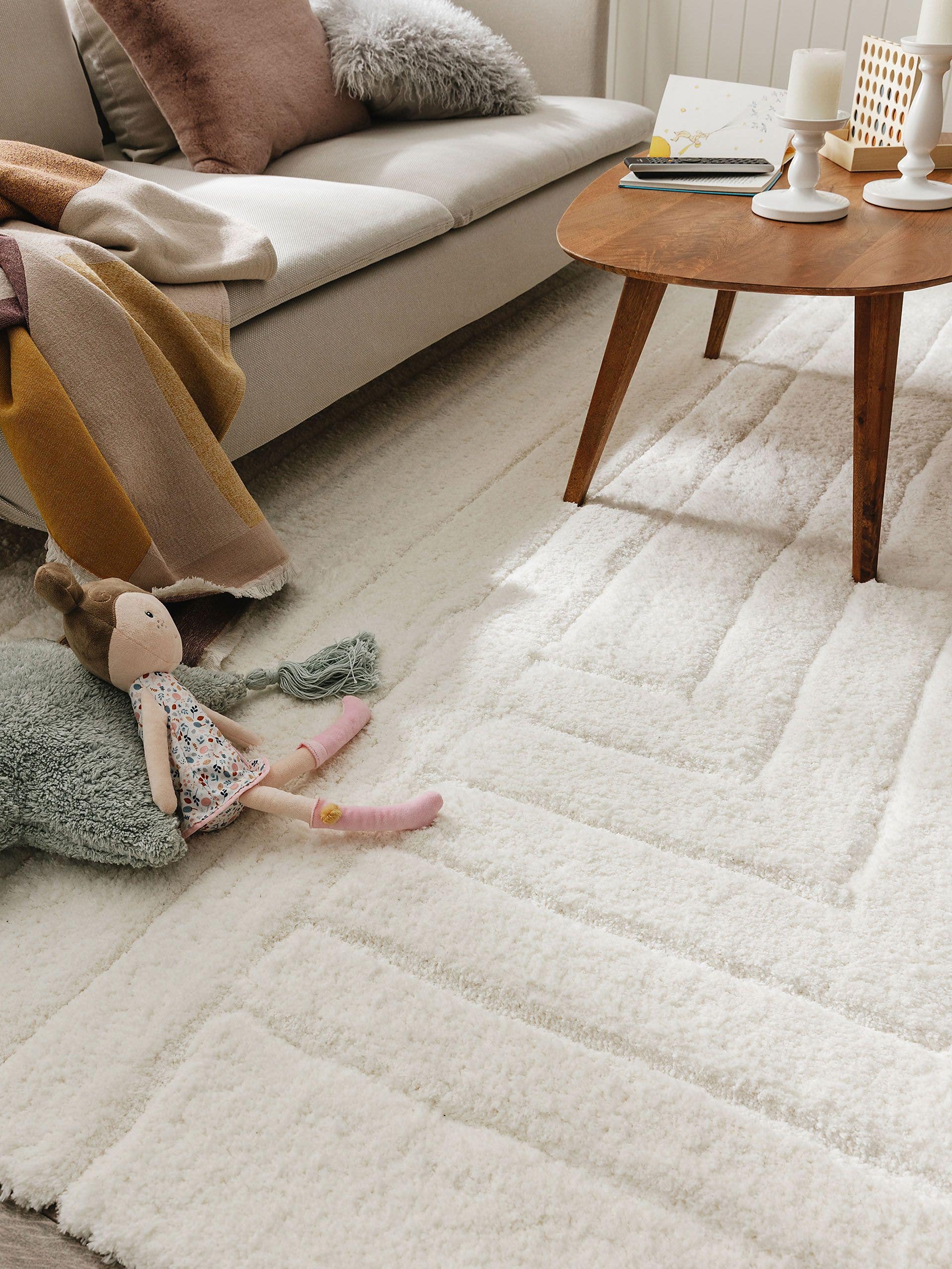 Matta av 100% Polyester i Beige med 21 - 30 mm hög lugg från benuta Nest