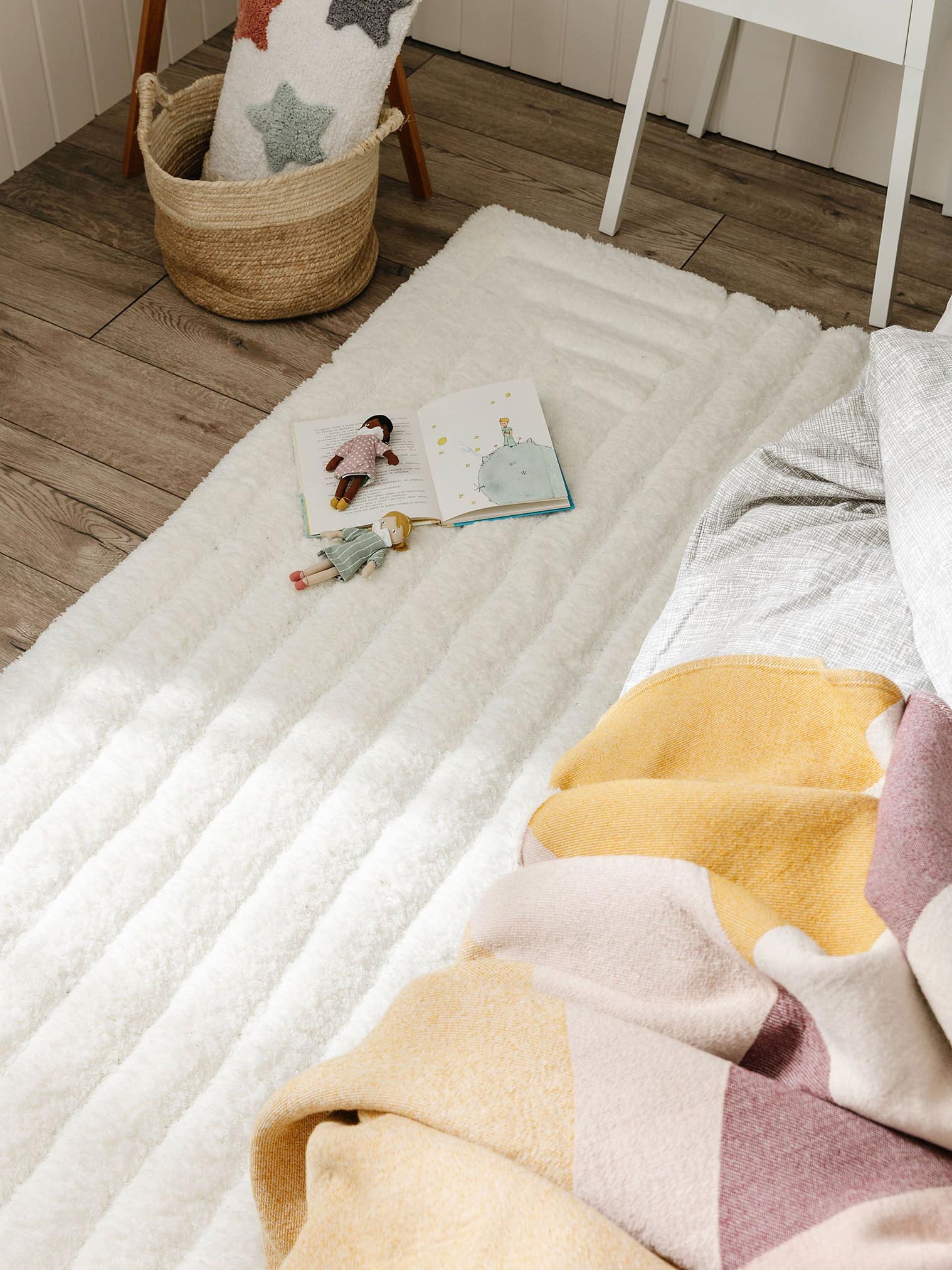 Teppich aus 100% Polyester in Beige mit 21 bis 30 mm hohem Flor von benuta Nest
