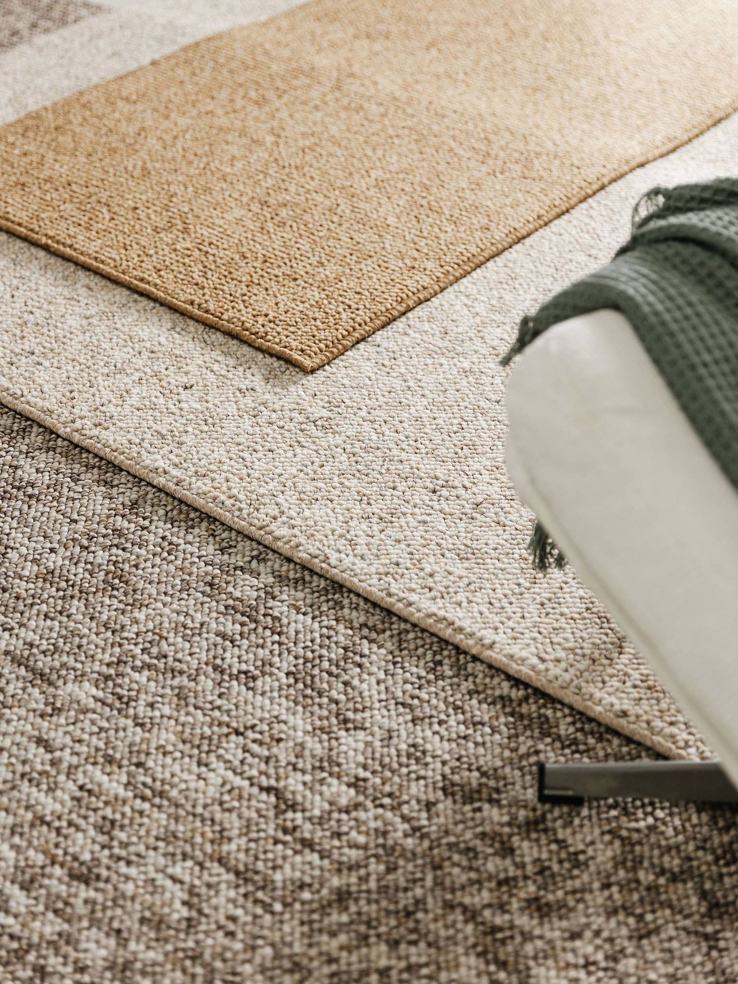 Teppich aus 100% Polyester in Taupe mit 6 bis 10 mm hohem Flor von benuta Nest