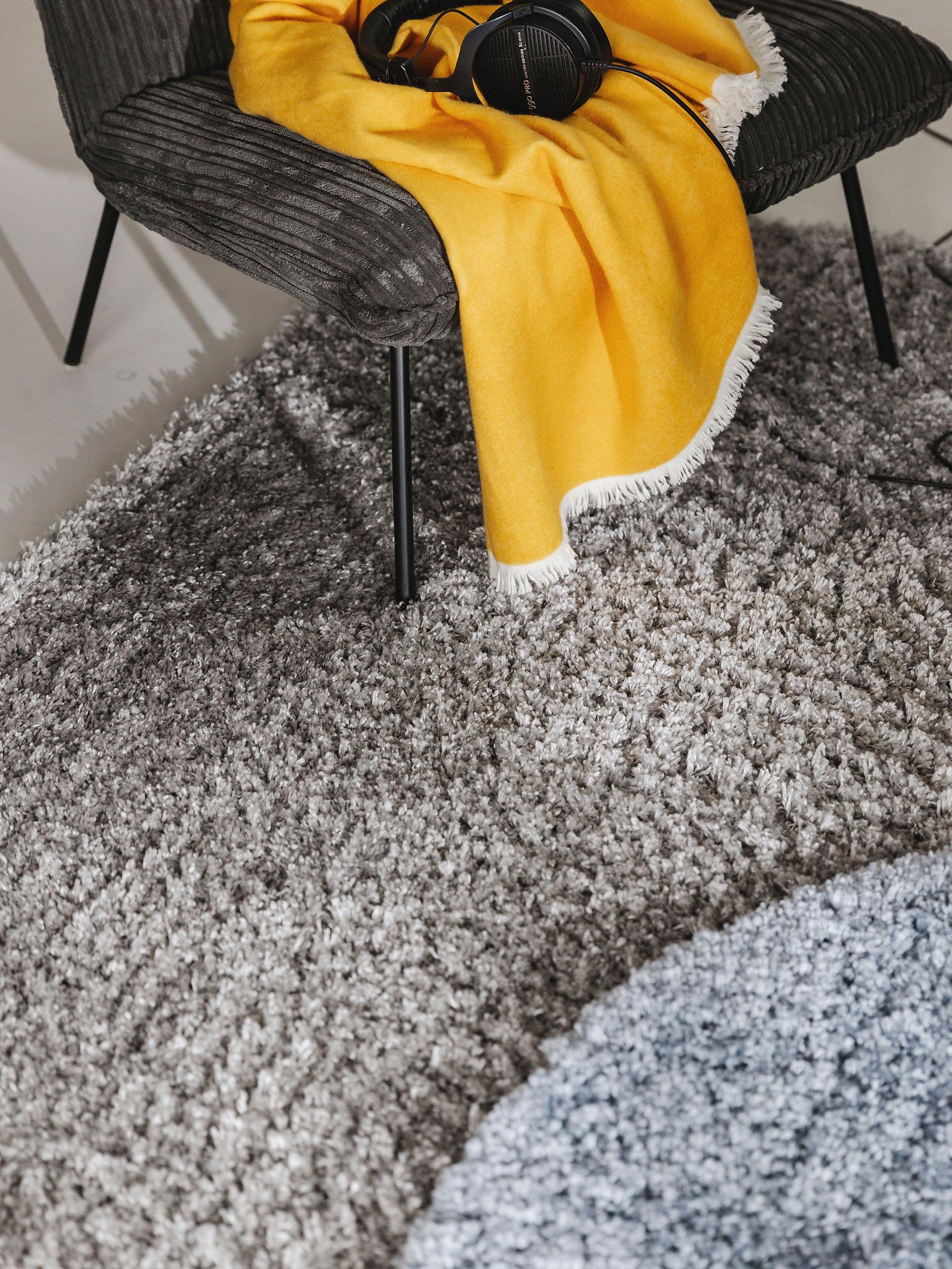 Matta av 100% Polypropylen i Grå med 41 - 50 mm hög lugg från benuta Pop