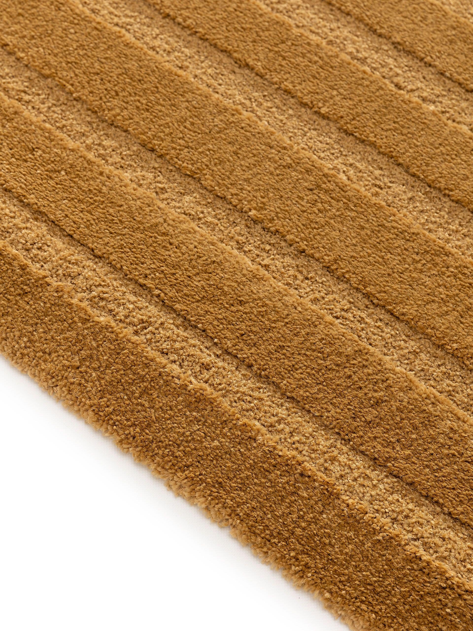 Matta av 60% polypropen, 40% polyester i Gul med 11 - 20 mm hög lugg från benuta Nest
