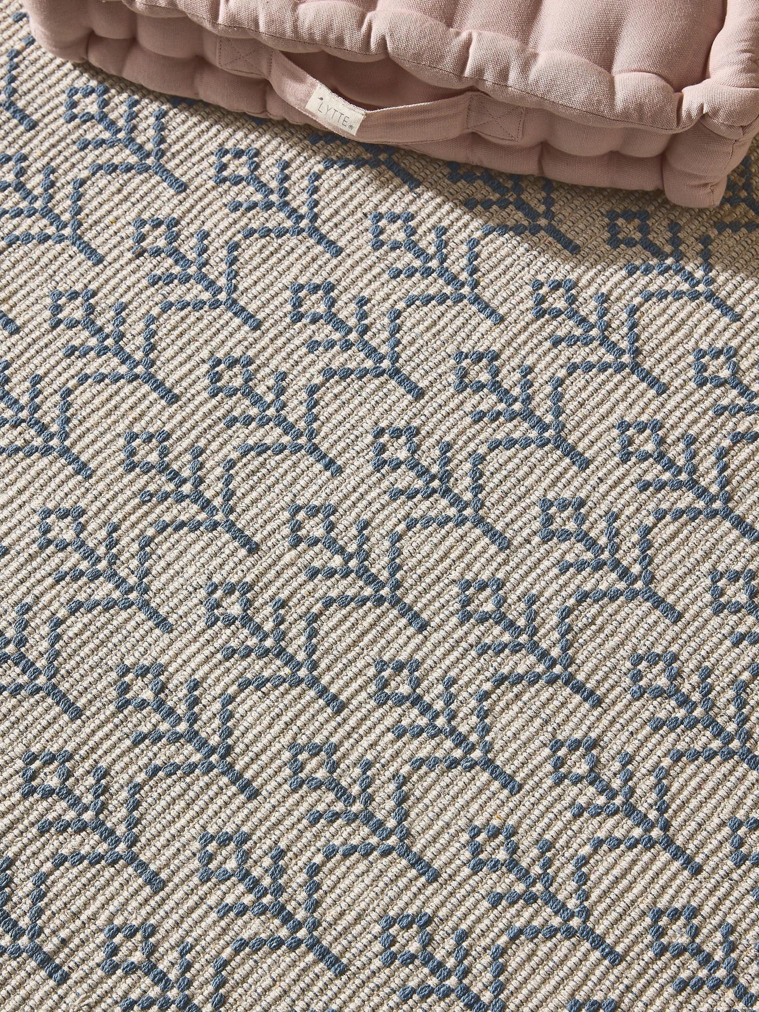 Matta av 60% Bomull (recycled), 40% polyester i Blå med 6 - 10 mm hög lugg från Lytte