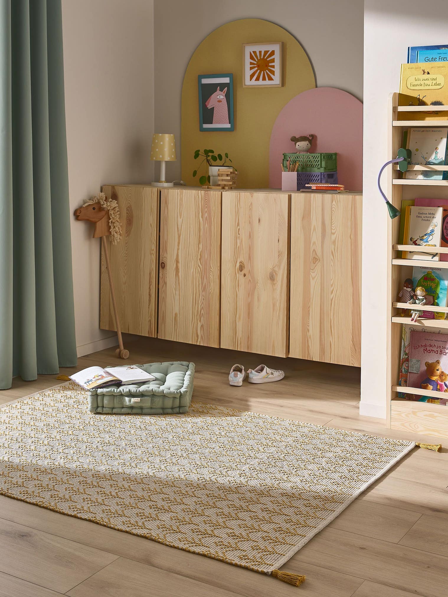 Teppich aus 60% Baumwolle (recycelt), 40 % Polyester in Gelb mit 6 bis 10 mm hohem Flor von Lytte