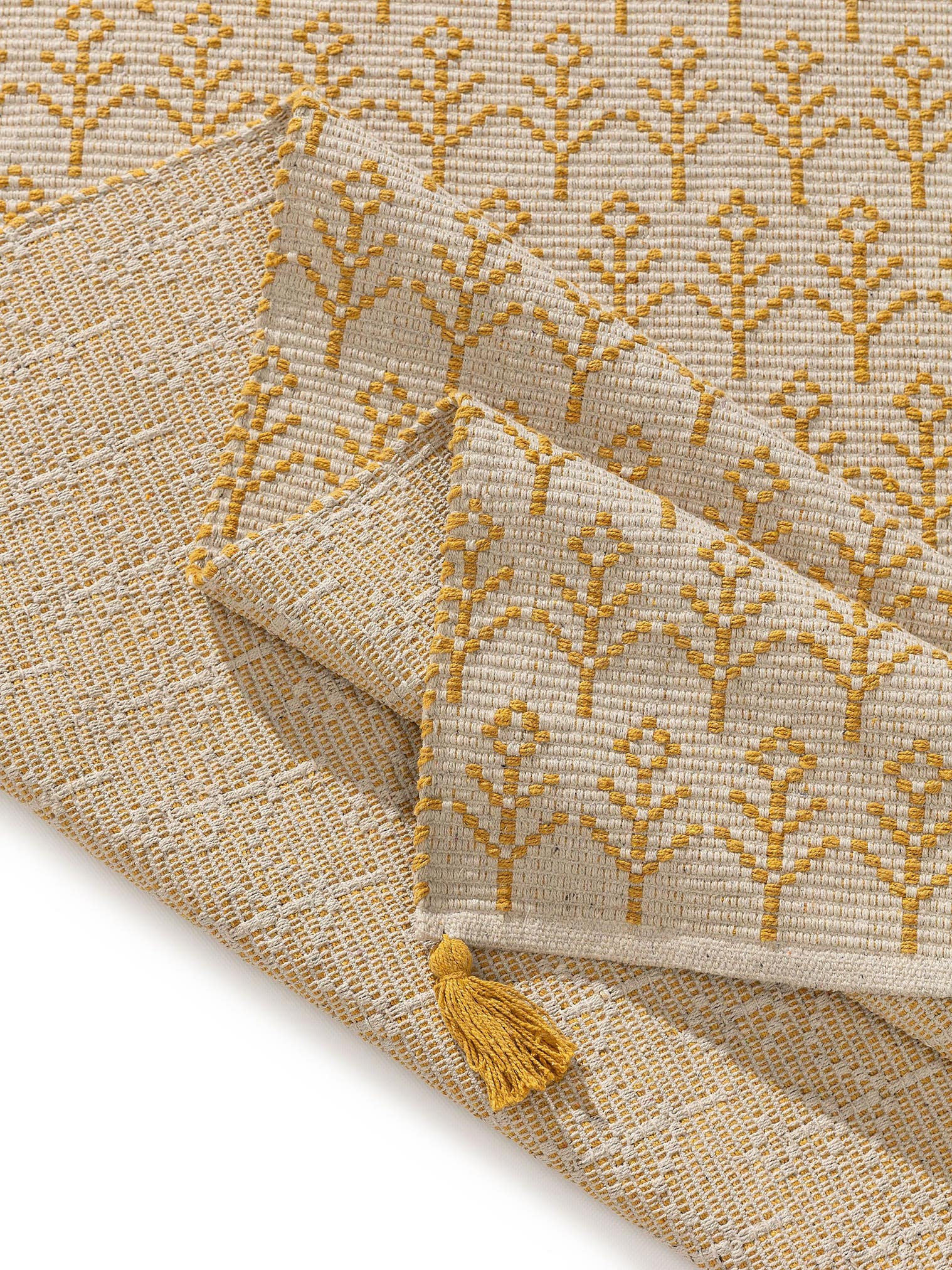 Teppich aus 60% Baumwolle (recycelt), 40 % Polyester in Gelb mit 6 bis 10 mm hohem Flor von Lytte