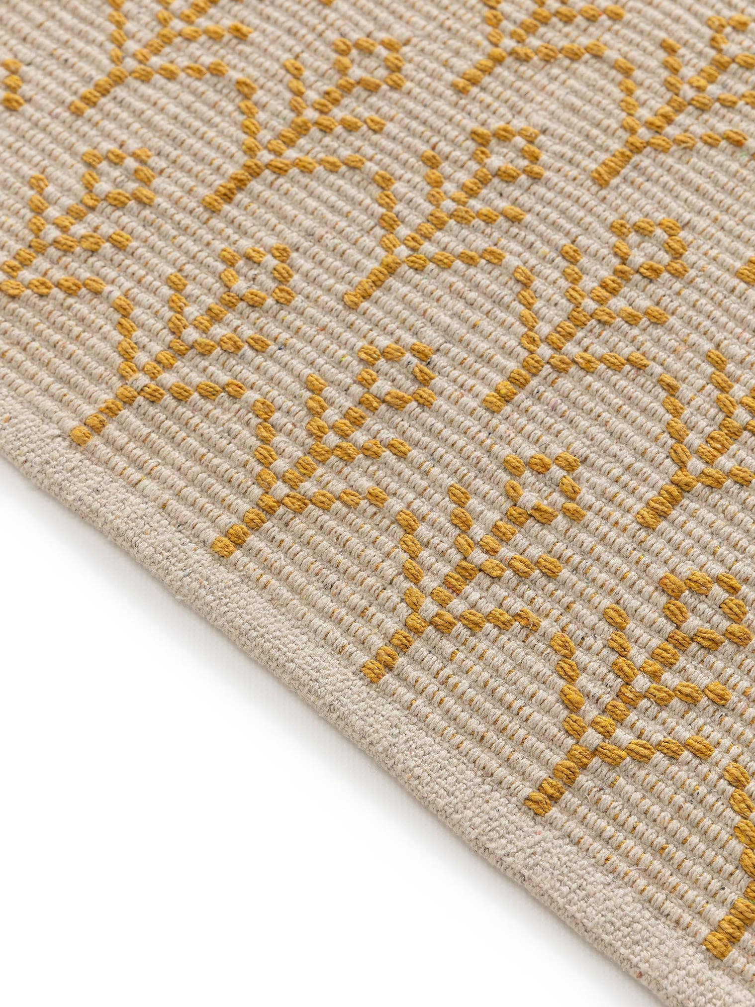 Teppich aus 60% Baumwolle (recycelt), 40 % Polyester in Gelb mit 6 bis 10 mm hohem Flor von Lytte