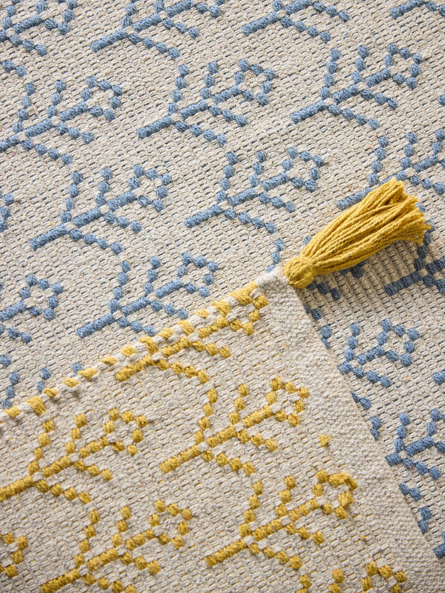 Teppich aus 60% Baumwolle (recycelt), 40 % Polyester in Gelb mit 6 bis 10 mm hohem Flor von Lytte