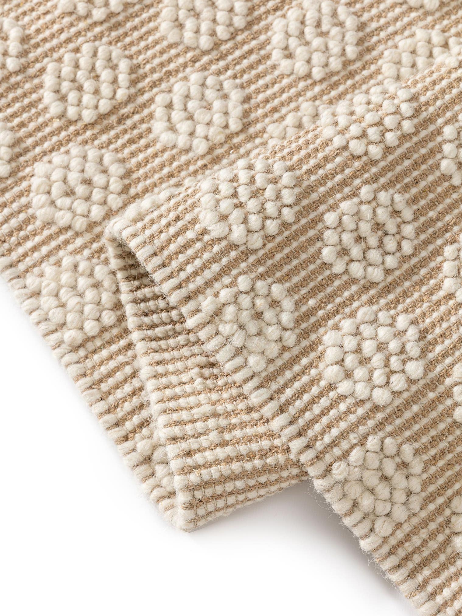 Tappeto di 60% Lana, 40% Cotone in Beige con pelo alto 11 - 20 mm da Lytte