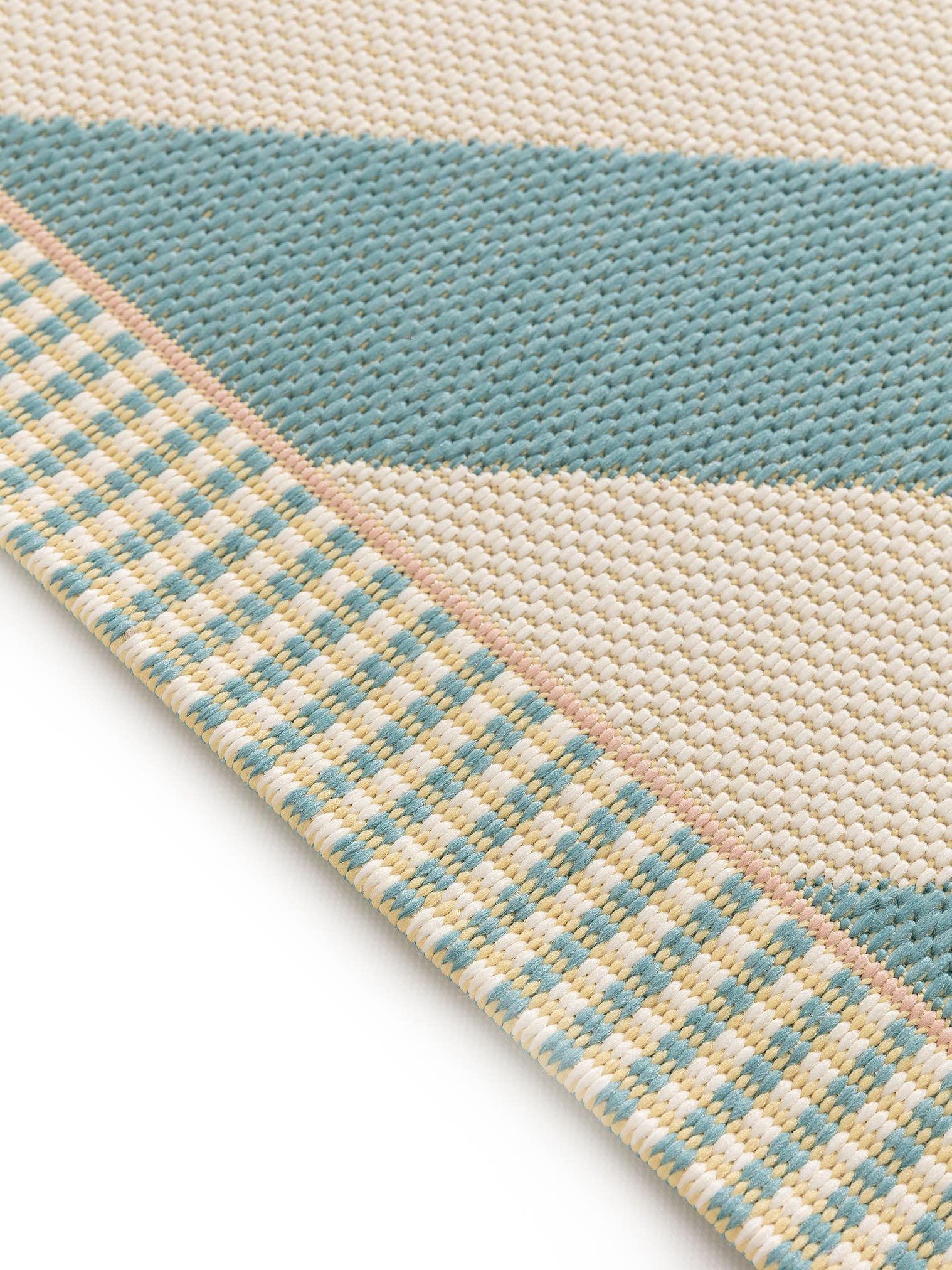 Teppich aus 100% Polypropylen in Blau mit bis 5 mm hohem Flor von Lytte