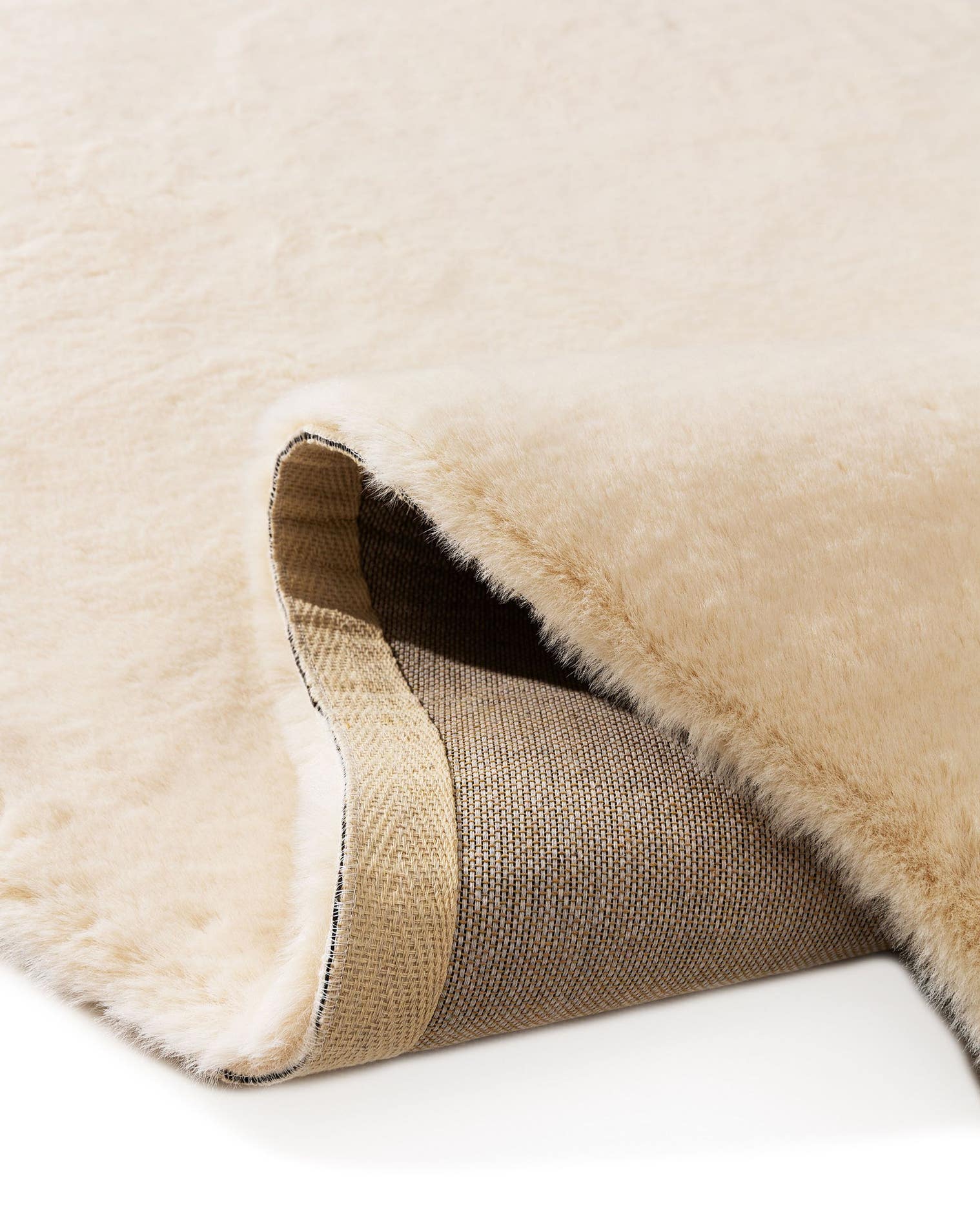 Tæppe af 100% Polyester i Beige med 6 - 10 mm høj luv fra benuta Pop
