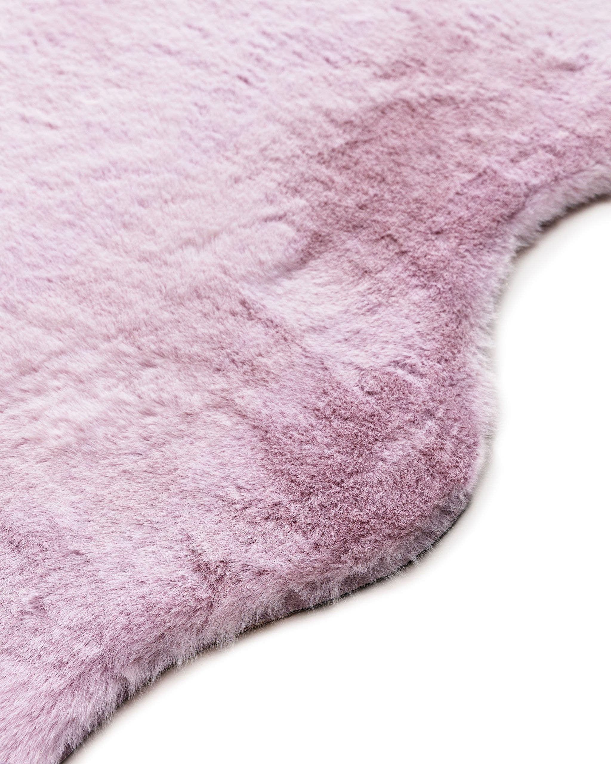 Matta av 100% Polyester i Lila med 6 - 10 mm hög lugg från benuta Pop