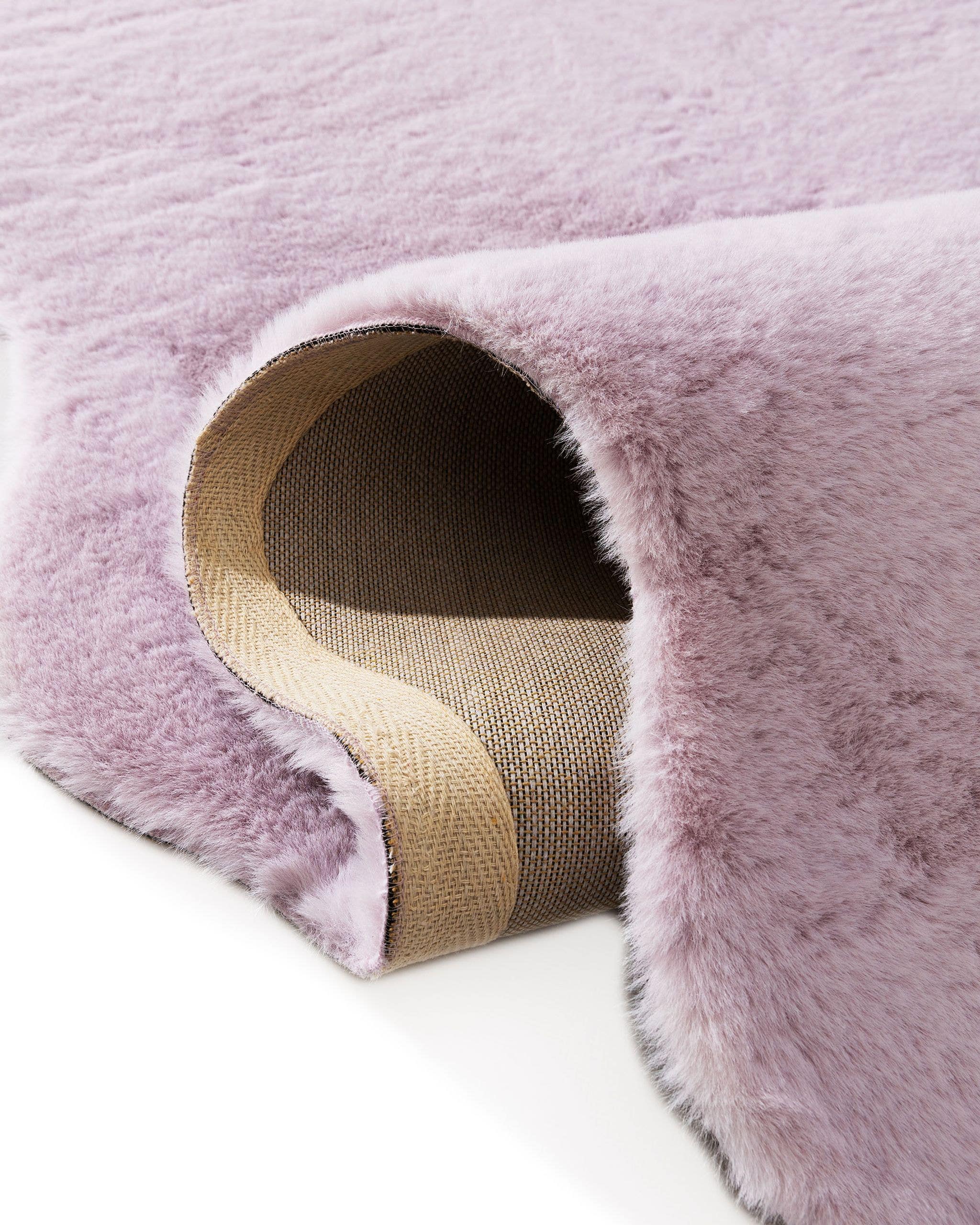 Matta av 100% Polyester i Lila med 6 - 10 mm hög lugg från benuta Pop
