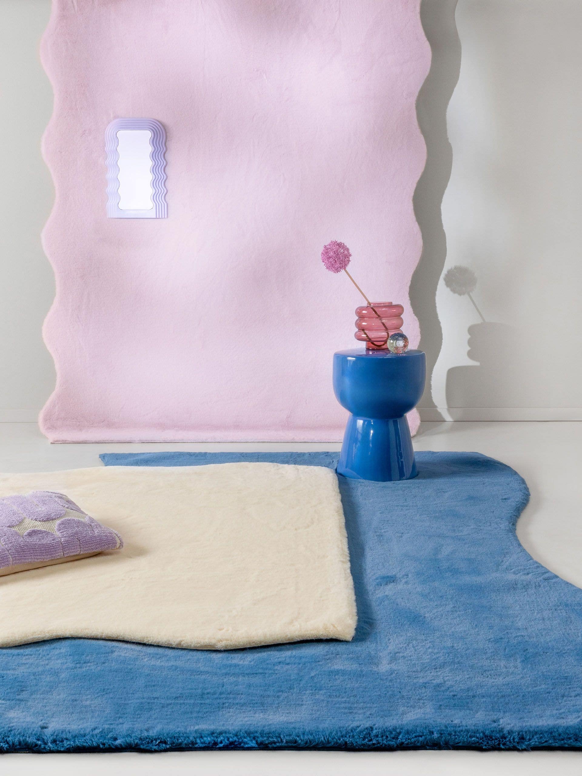 Matta av 100% Polyester i Lila med 6 - 10 mm hög lugg från benuta Pop