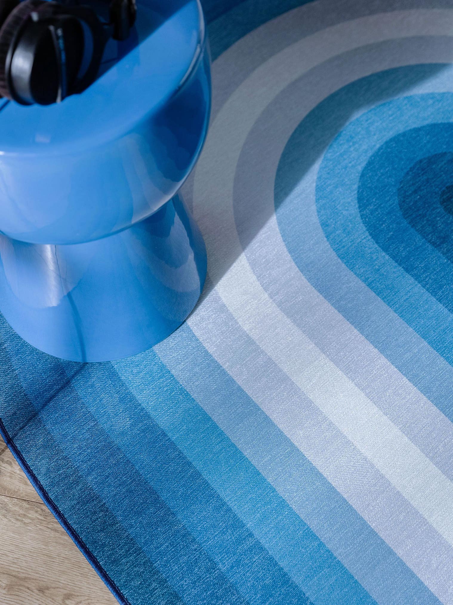 Tapis en 100% Polyester en Bleu avec une pile de 1- 5 mm de hauteur de benuta Pop