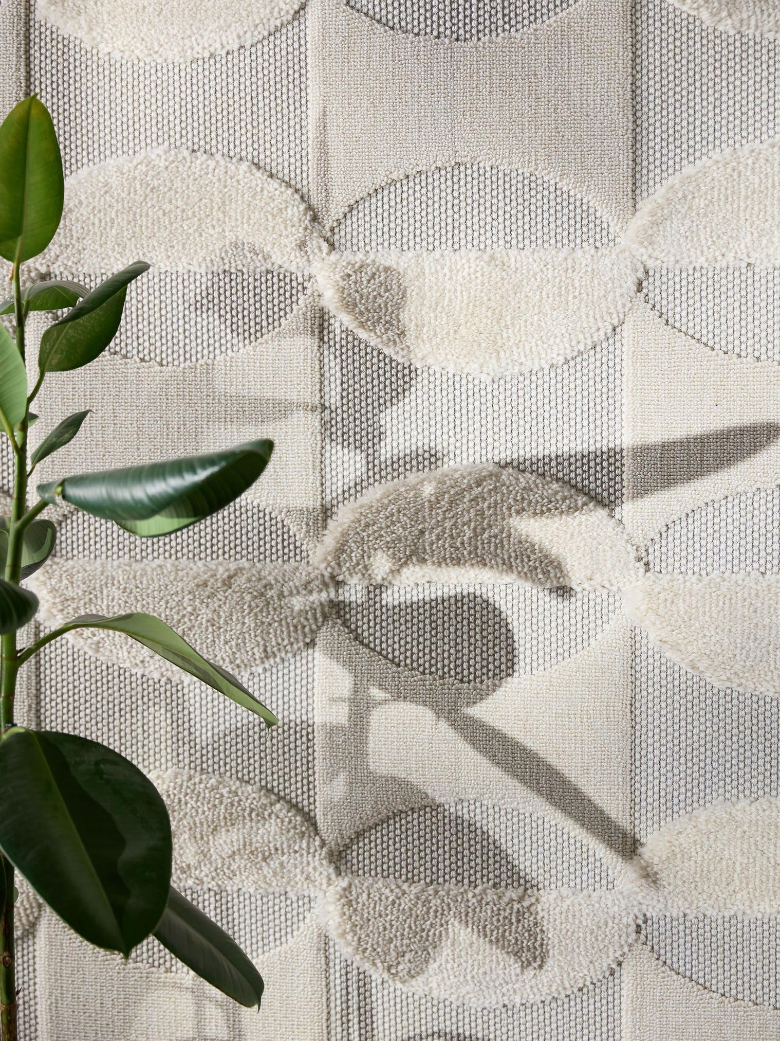 Teppich aus 100% Polypropylen in Weiß mit 6 bis 10 mm hohem Flor von benuta Pop