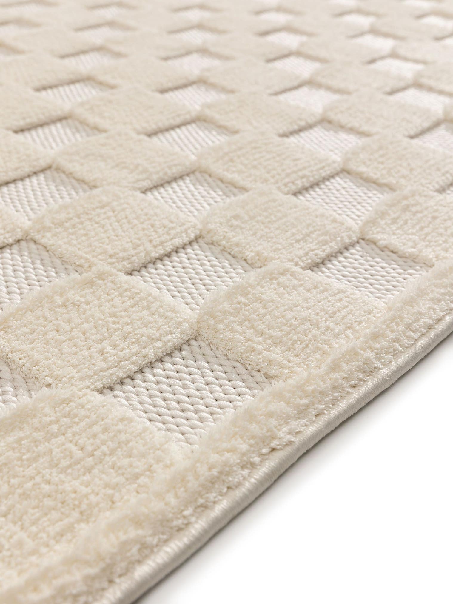 Rug made of 100% Polyester (Microfiber) in White with a 11 - 20 mm high pile by benuta Pop