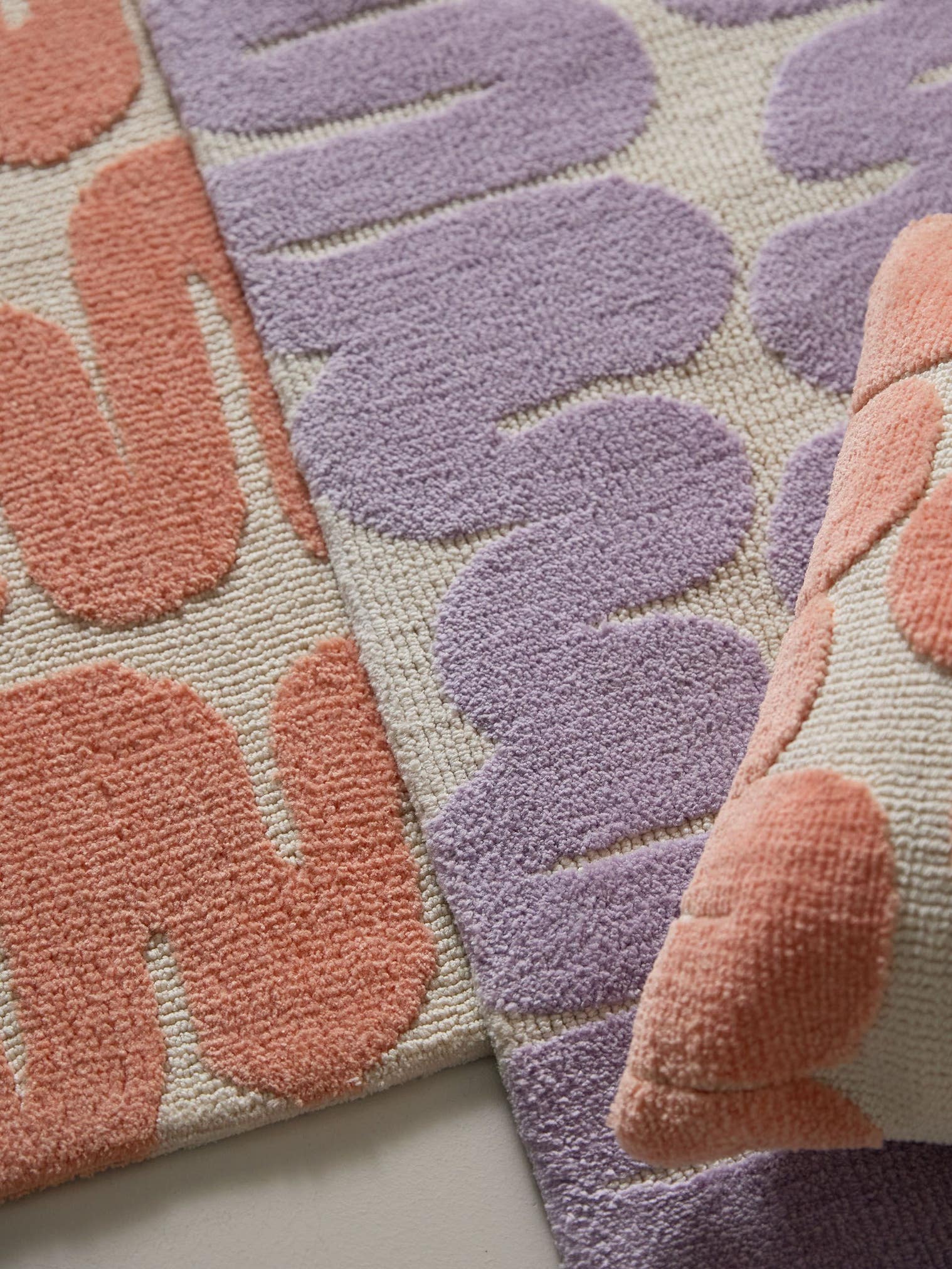 Matta av 100% Polyester (microfiber) i Lila med 6 - 10 mm hög lugg från benuta Pop