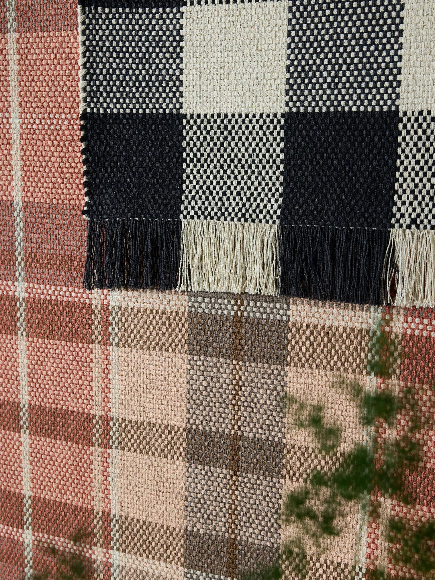 Teppich aus 100% Baumwolle in Schwarz/Weiß mit bis 5 mm hohem Flor von benuta Pop