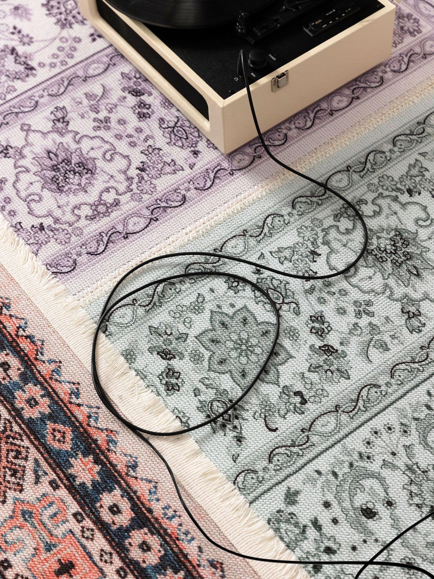 Tapijt van 70% Polyester, 30% Katoen in Purper met een 1- 5 mm hoge pool van benuta Pop