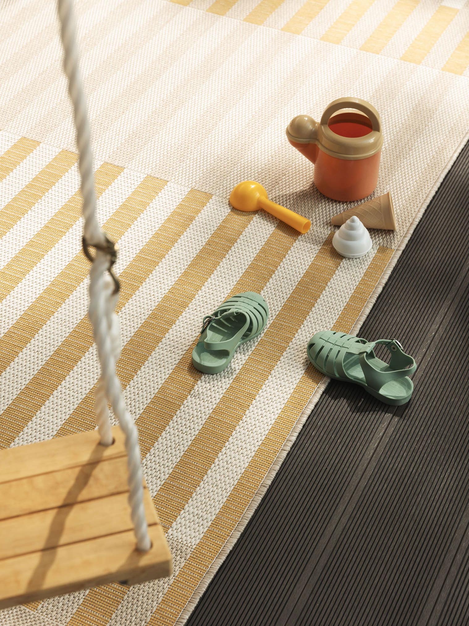 Tappeto di 100% poliestere (riciclaggio PET) in Giallo con pelo alto 1- 5 mm da benuta Nest
