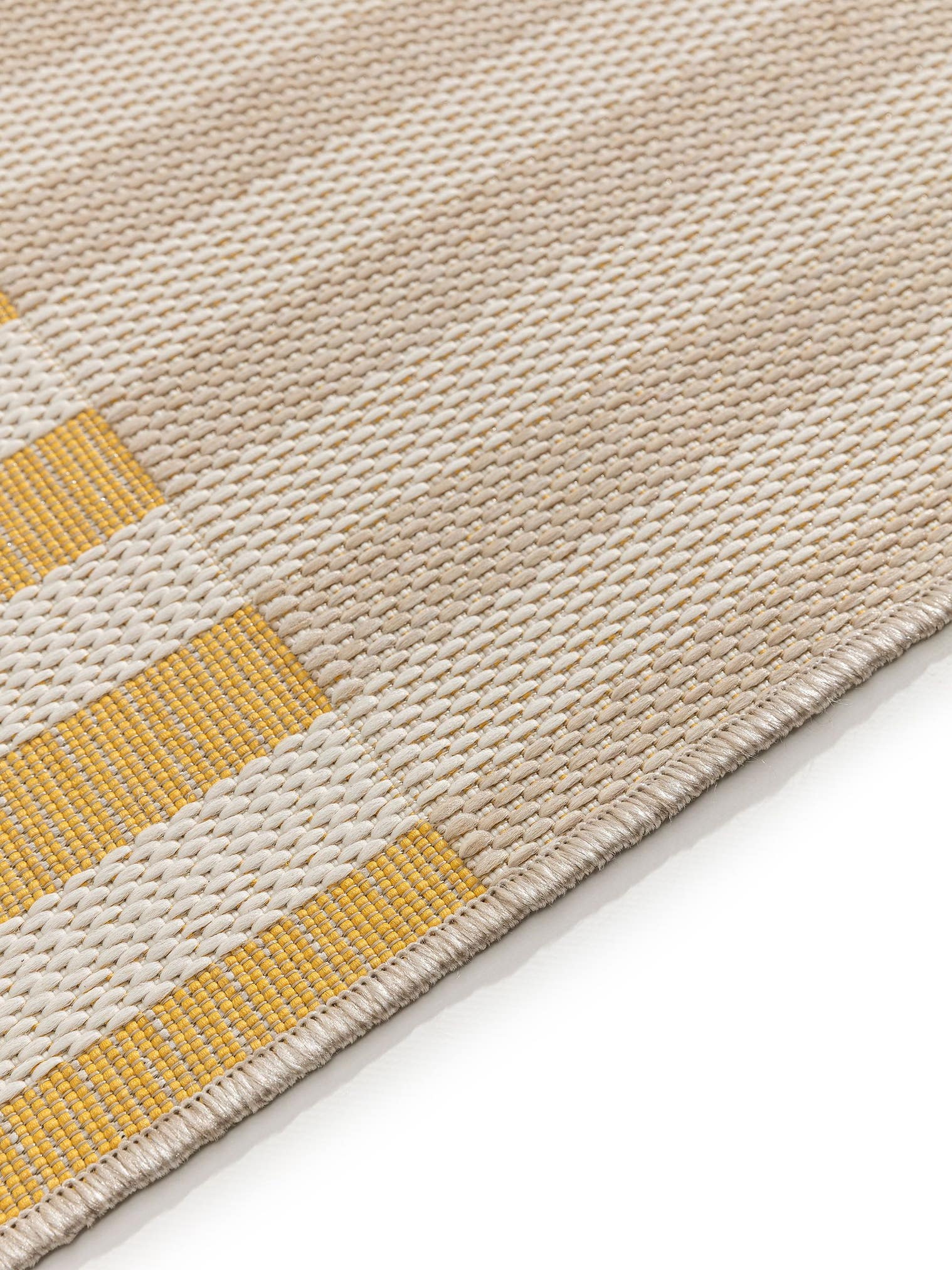 Tappeto di 100% poliestere (riciclaggio PET) in Giallo con pelo alto 1- 5 mm da benuta Nest