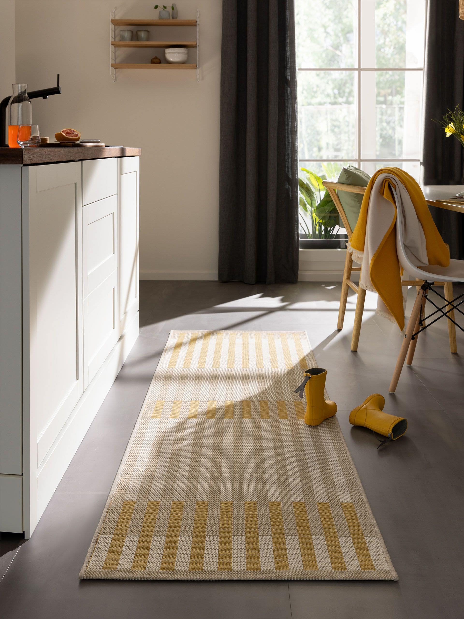 Matta av 100% Polyester i Gul med 1- 5 mm hög lugg från benuta Nest