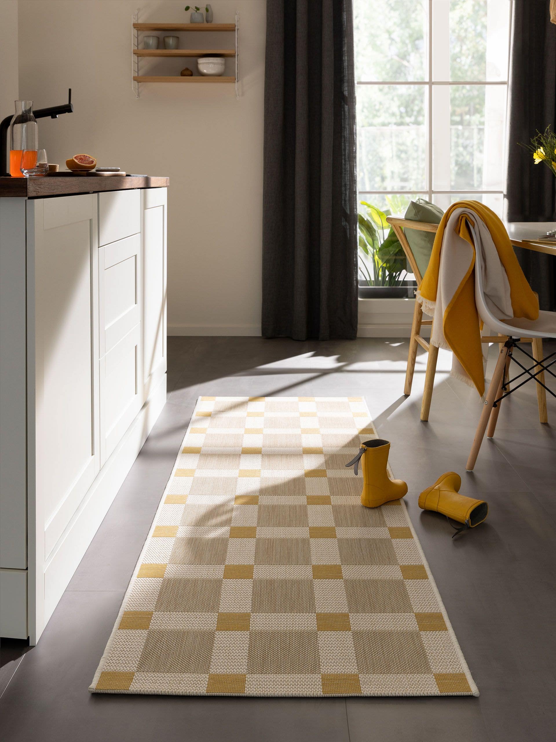 Matta av 100% Polyester i Beige med 1- 5 mm hög lugg från benuta Nest