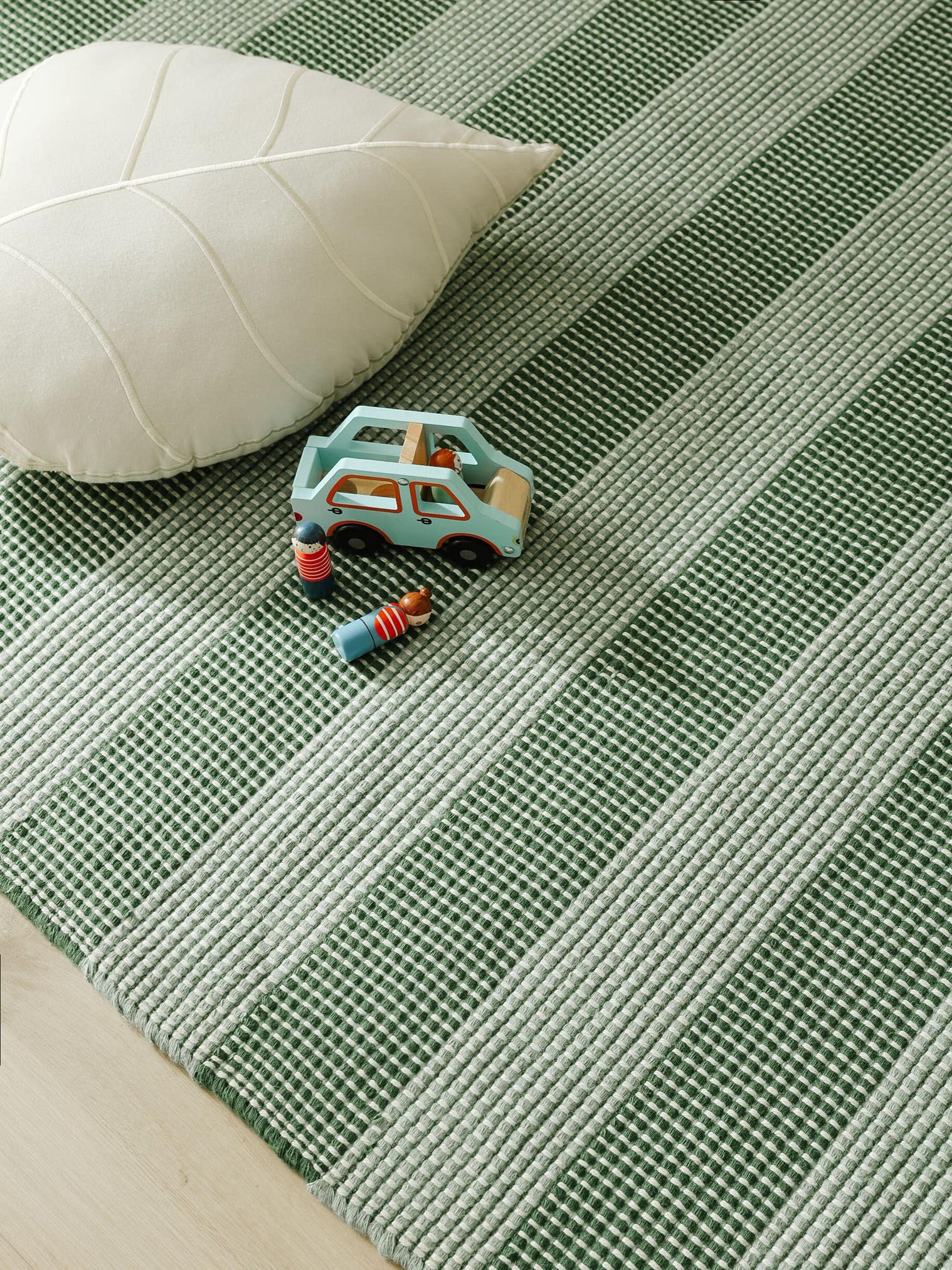 Rug made of 100% Polyester (recycled PET) in Green with a 1- 5 mm high pile by Lytte
