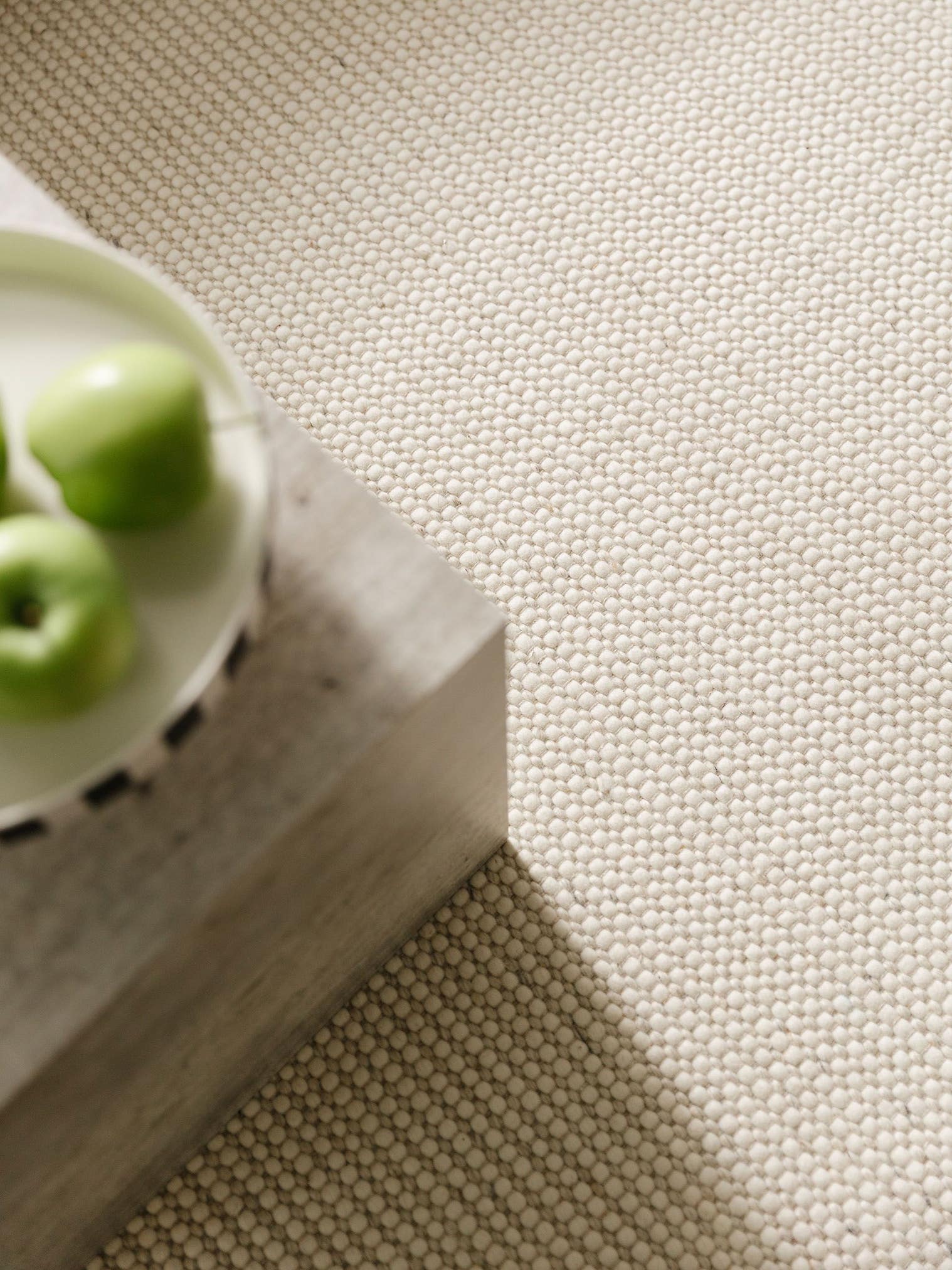 Teppich aus 60% Wolle, 25% Polyester, 15% Viskose in Beige mit bis 5 mm hohem Flor von benuta Pure