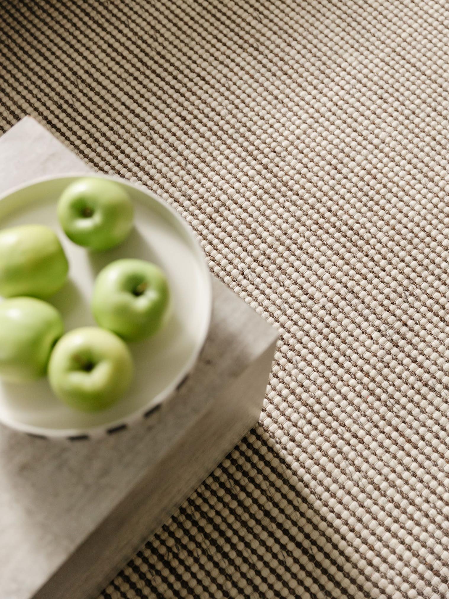 Teppich aus 60% Wolle, 25% Polyester, 15% Viskose in Beige mit bis 5 mm hohem Flor von benuta Pure
