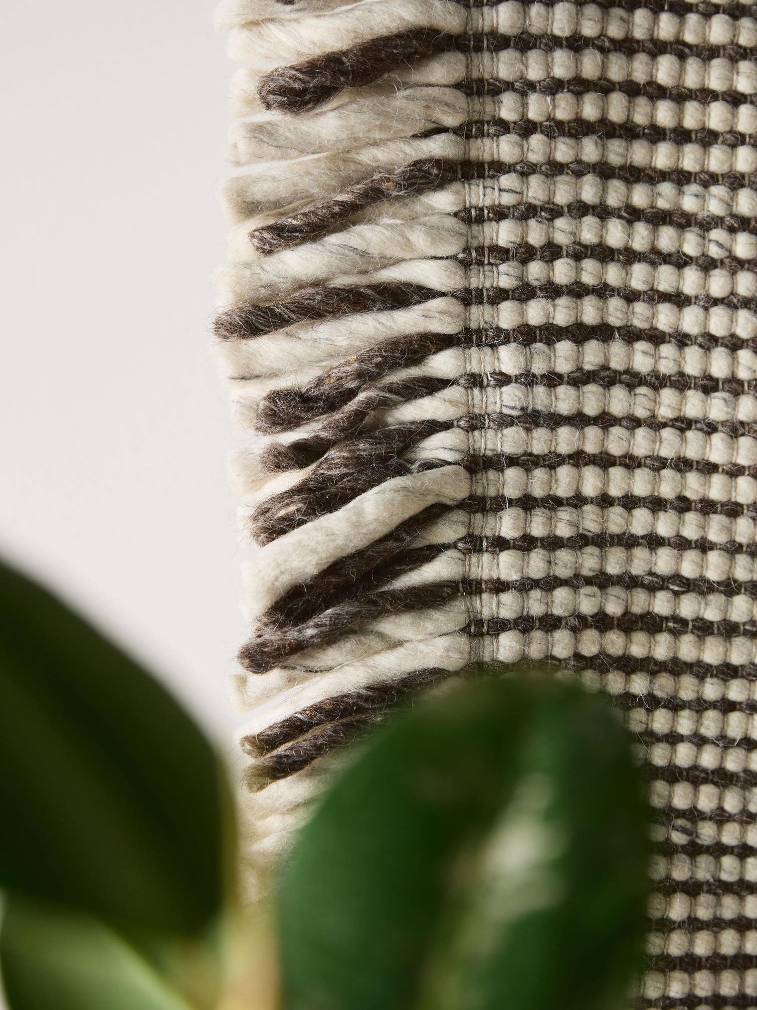 Teppich aus 60% Wolle, 25% Polyester, 15% Viskose in Beige mit bis 5 mm hohem Flor von benuta Pure