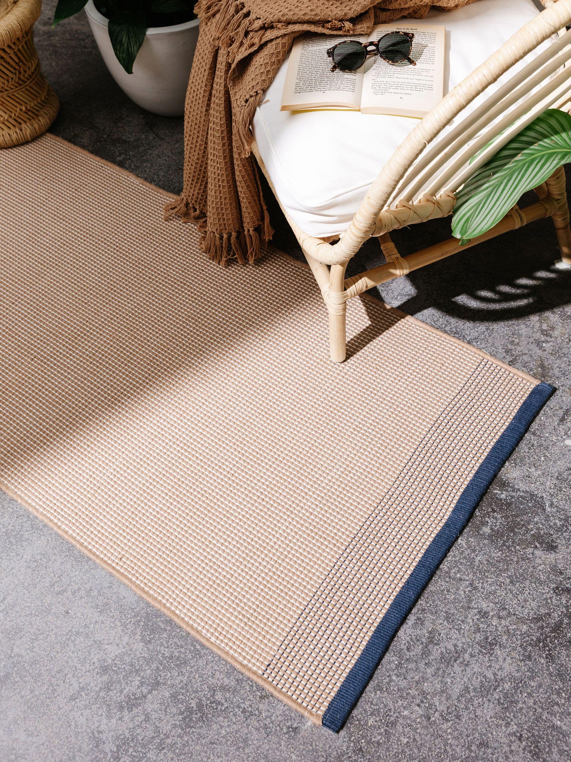 Matta av 100% Polyester i Beige med 1- 5 mm hög lugg från benuta Pure