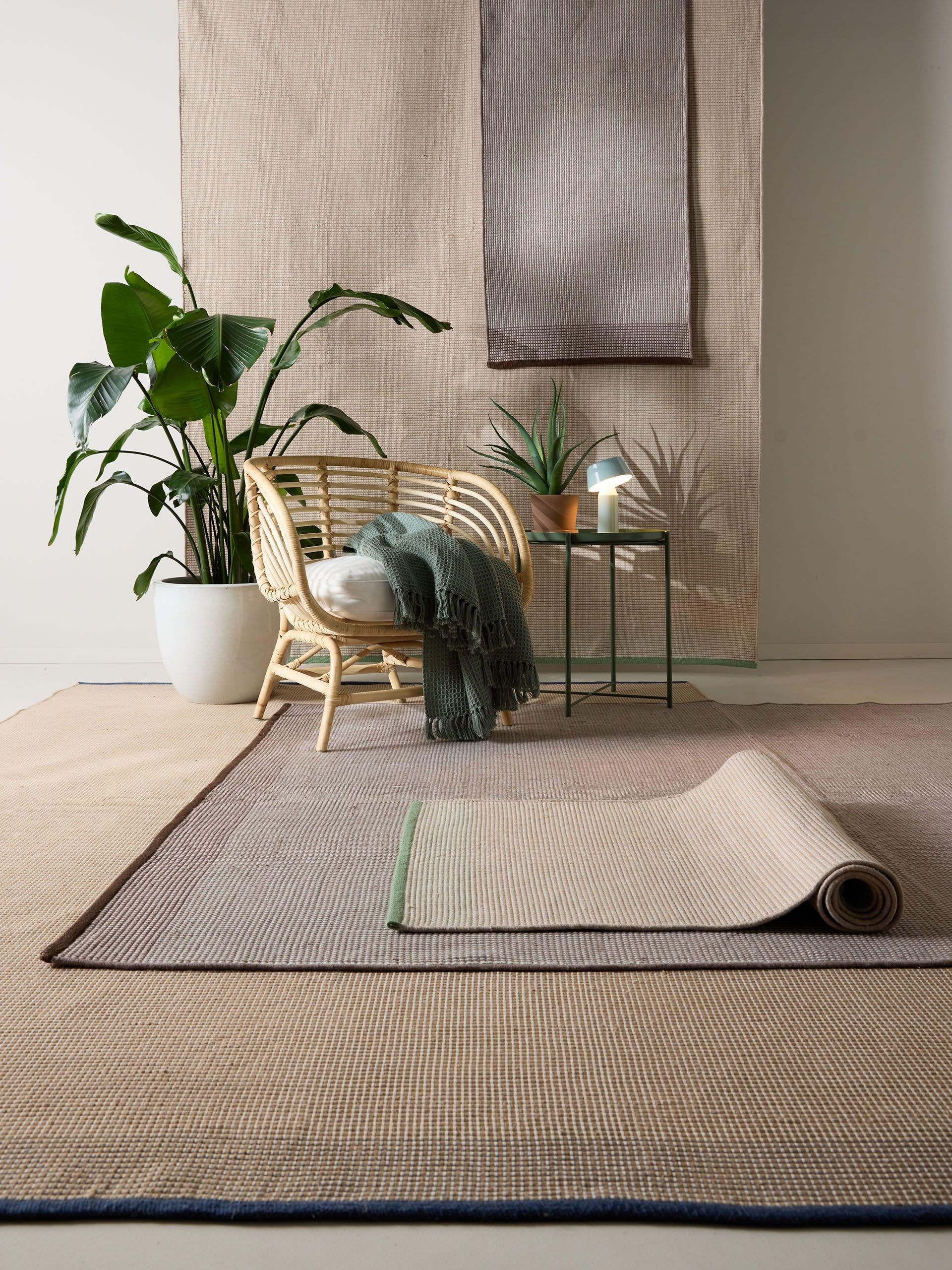 Matta av 100% Polyester i Beige med 1- 5 mm hög lugg från benuta Pure