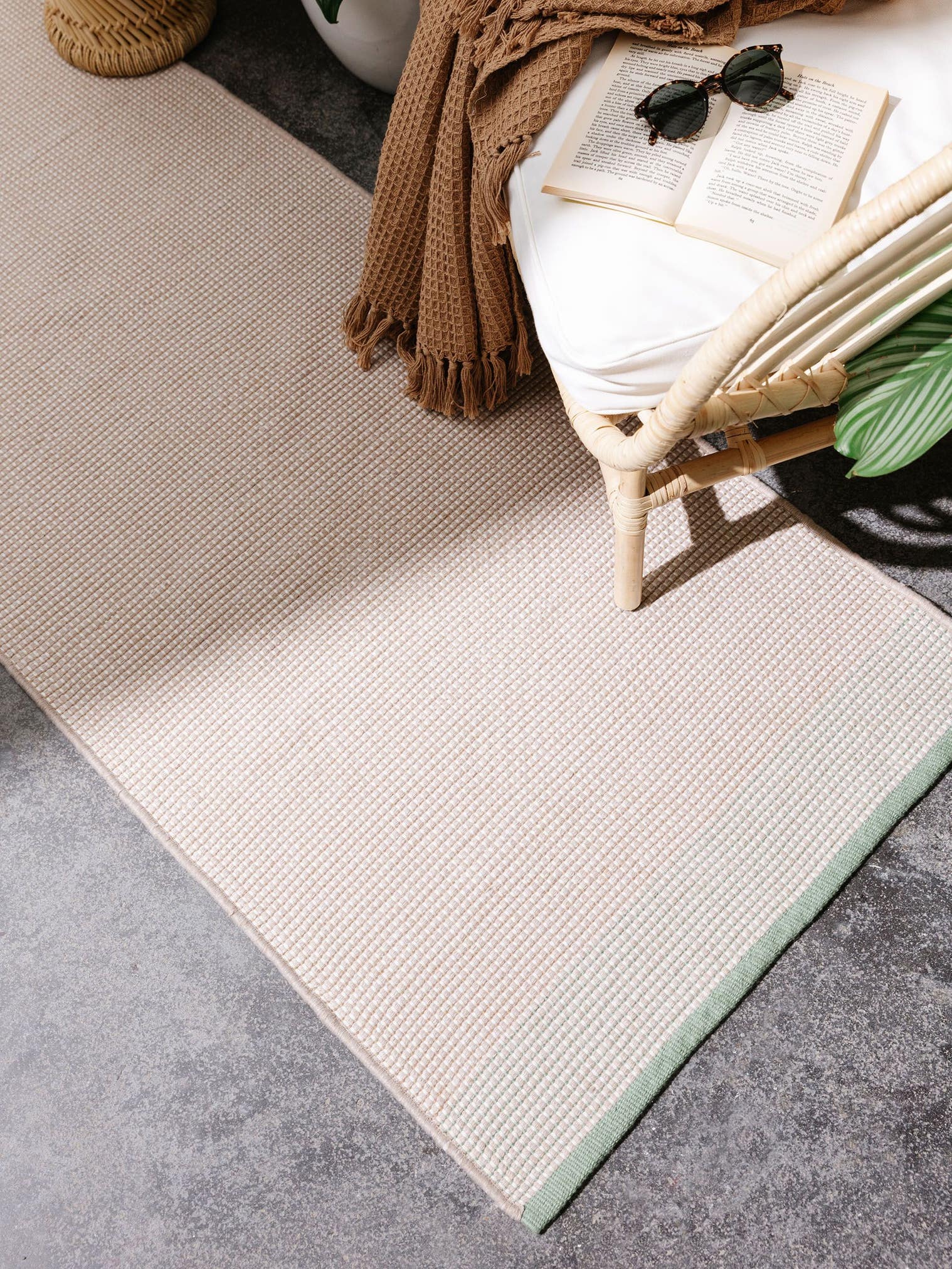 Teppich aus 100% Polyester (recyceltes PET) in Beige mit bis 5 mm hohem Flor von benuta Pure