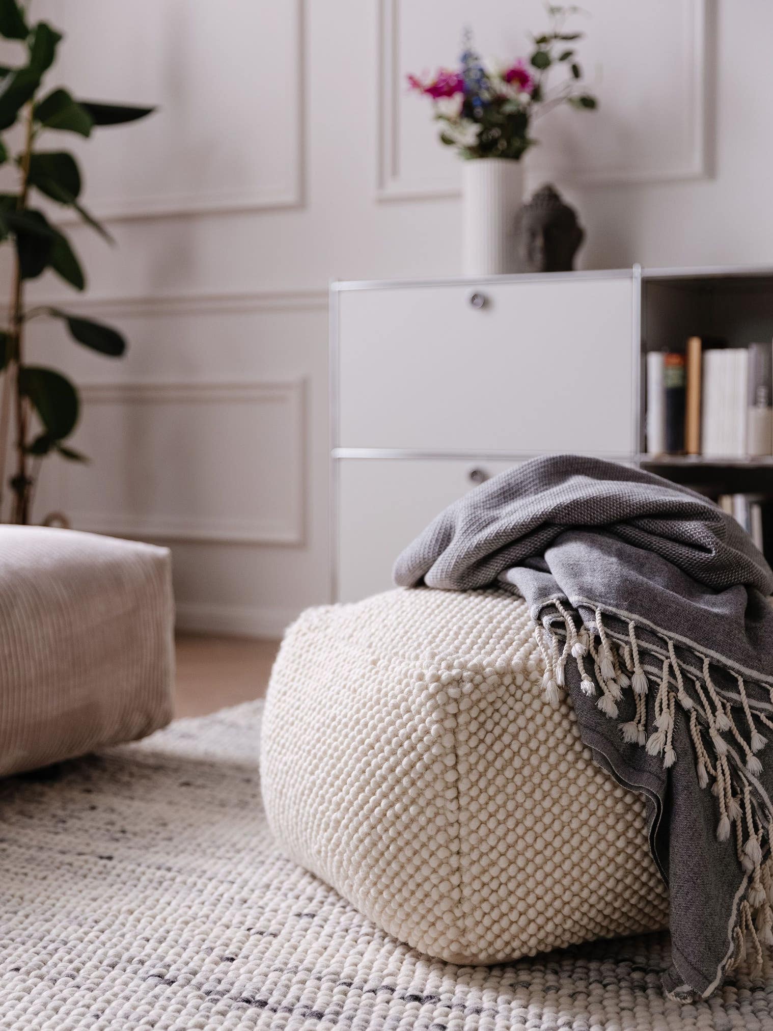 Handgefertigter Woll-Pouf Beads Cream im Design Uni aus 70% Wolle (aus Neuseeland), 30% Polyester von benuta Pure