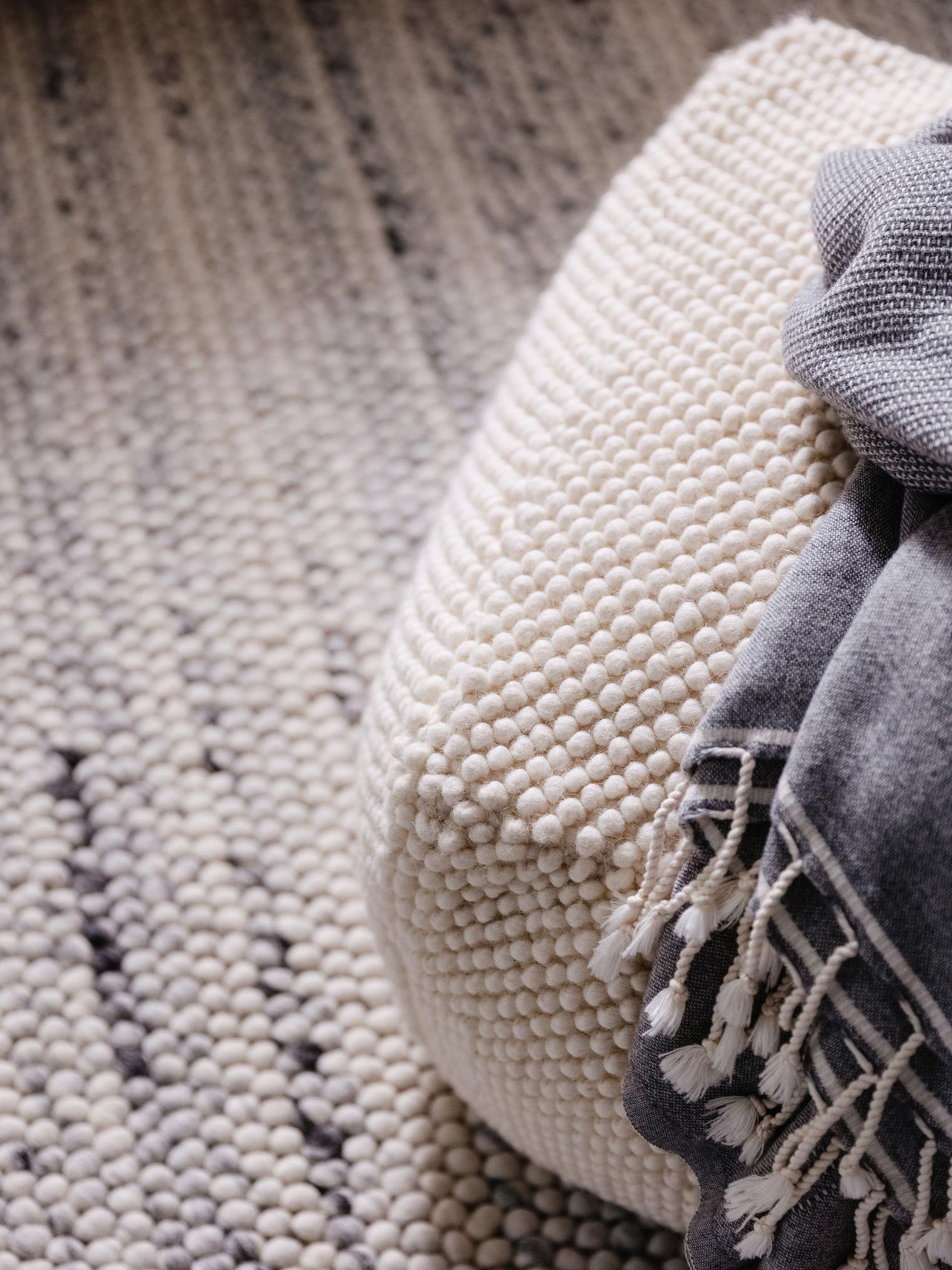 Handgefertigter Woll-Pouf Beads Cream im Design Uni aus 70% Wolle (aus Neuseeland), 30% Polyester von benuta Pure