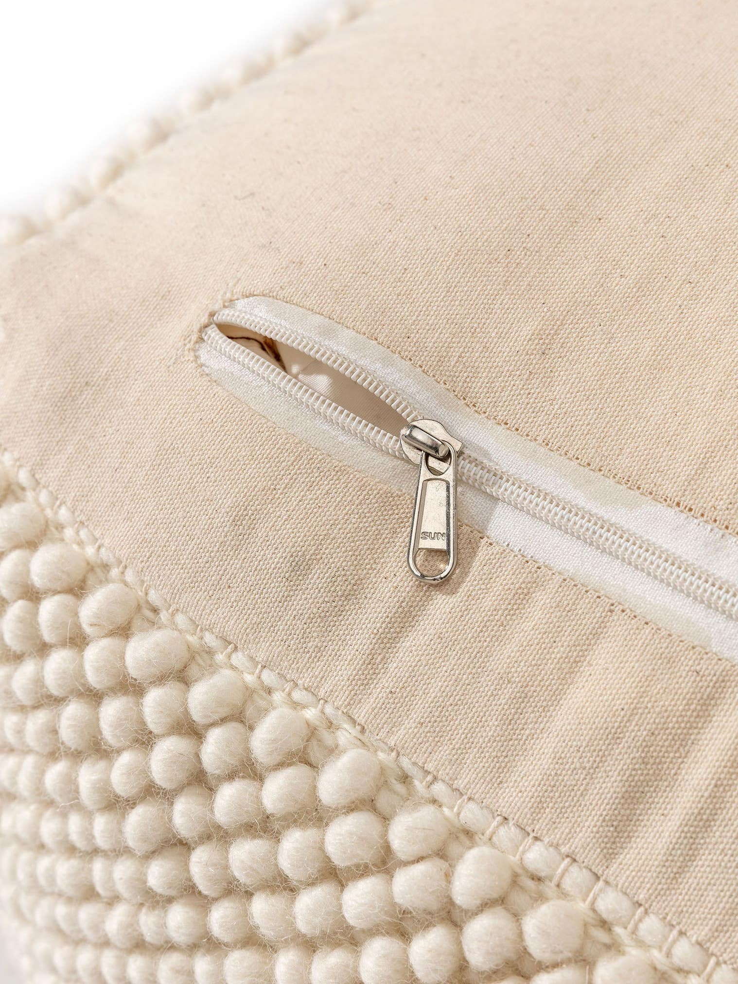 Handgefertigter Woll-Pouf Beads Cream im Design Uni aus 70% Wolle (aus Neuseeland), 30% Polyester von benuta Pure