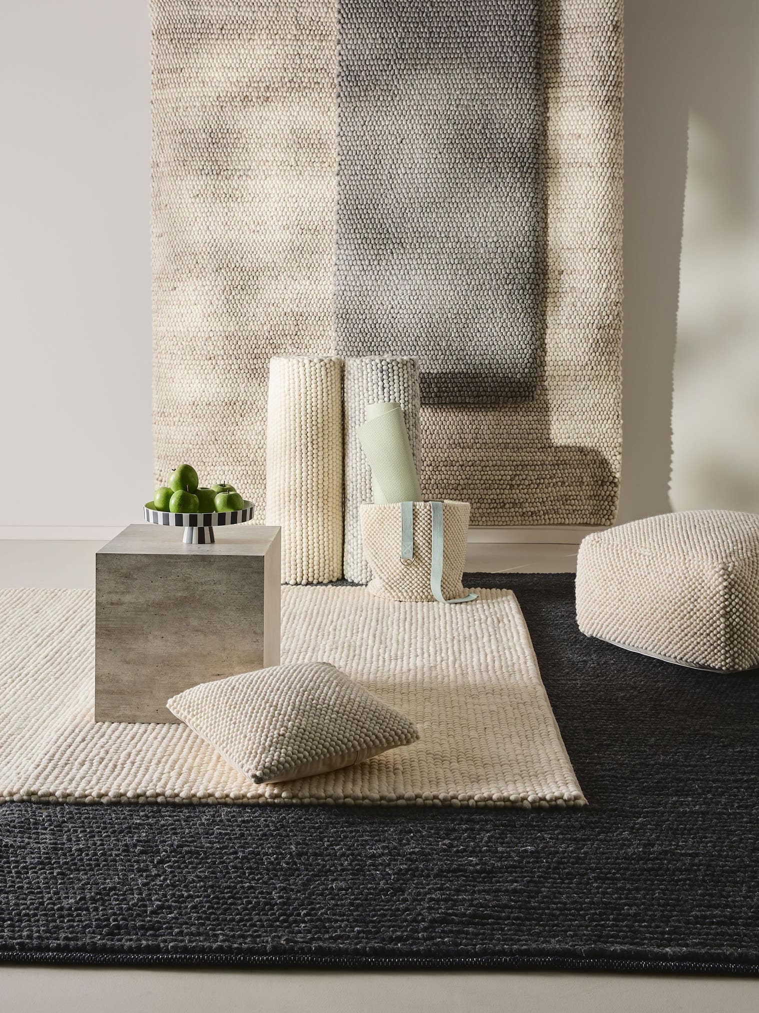 Handgefertigter Woll-Pouf Beads Cream im Design Uni aus 70% Wolle (aus Neuseeland), 30% Polyester von benuta Pure