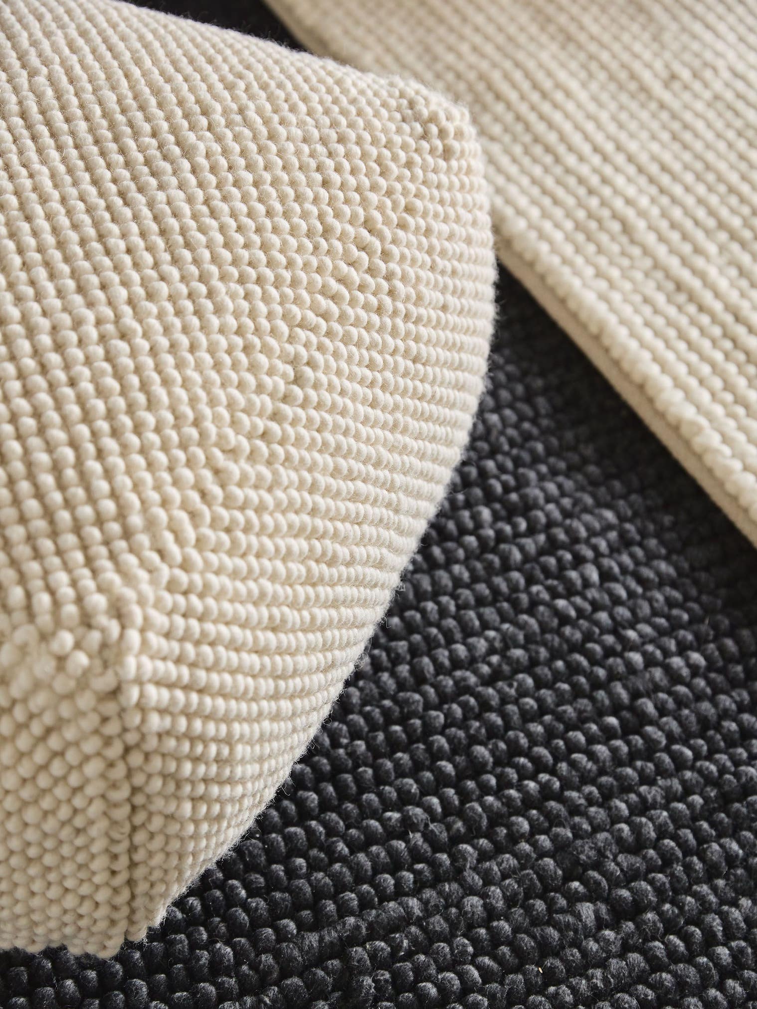 Handgefertigter Woll-Pouf Beads Cream im Design Uni aus 70% Wolle (aus Neuseeland), 30% Polyester von benuta Pure