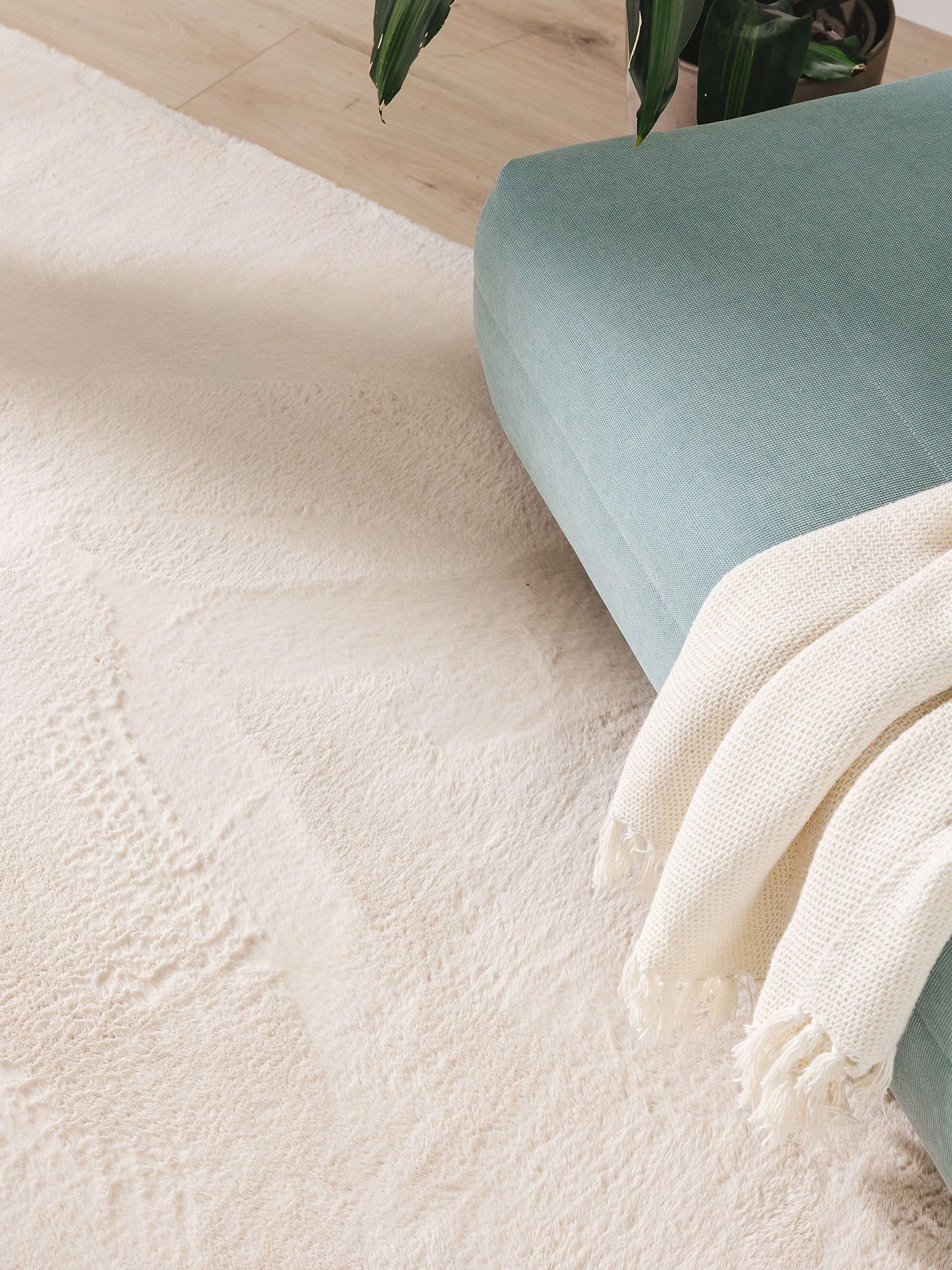 Matta av 100% Polyester i Beige med 11 - 20 mm hög lugg från benuta Basic